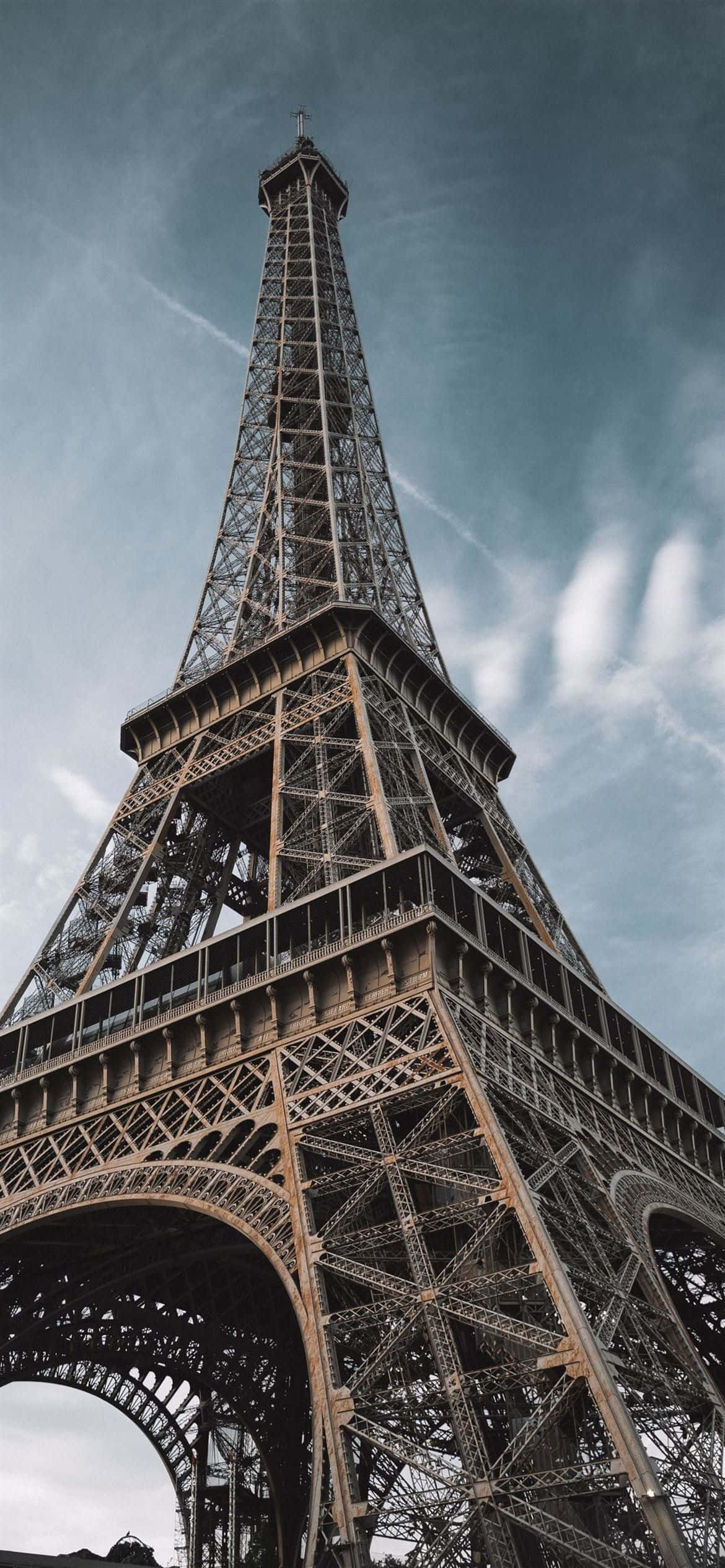 1170x2532 Eiffel-torni alhaalta kuvattuna Taustakuvat
