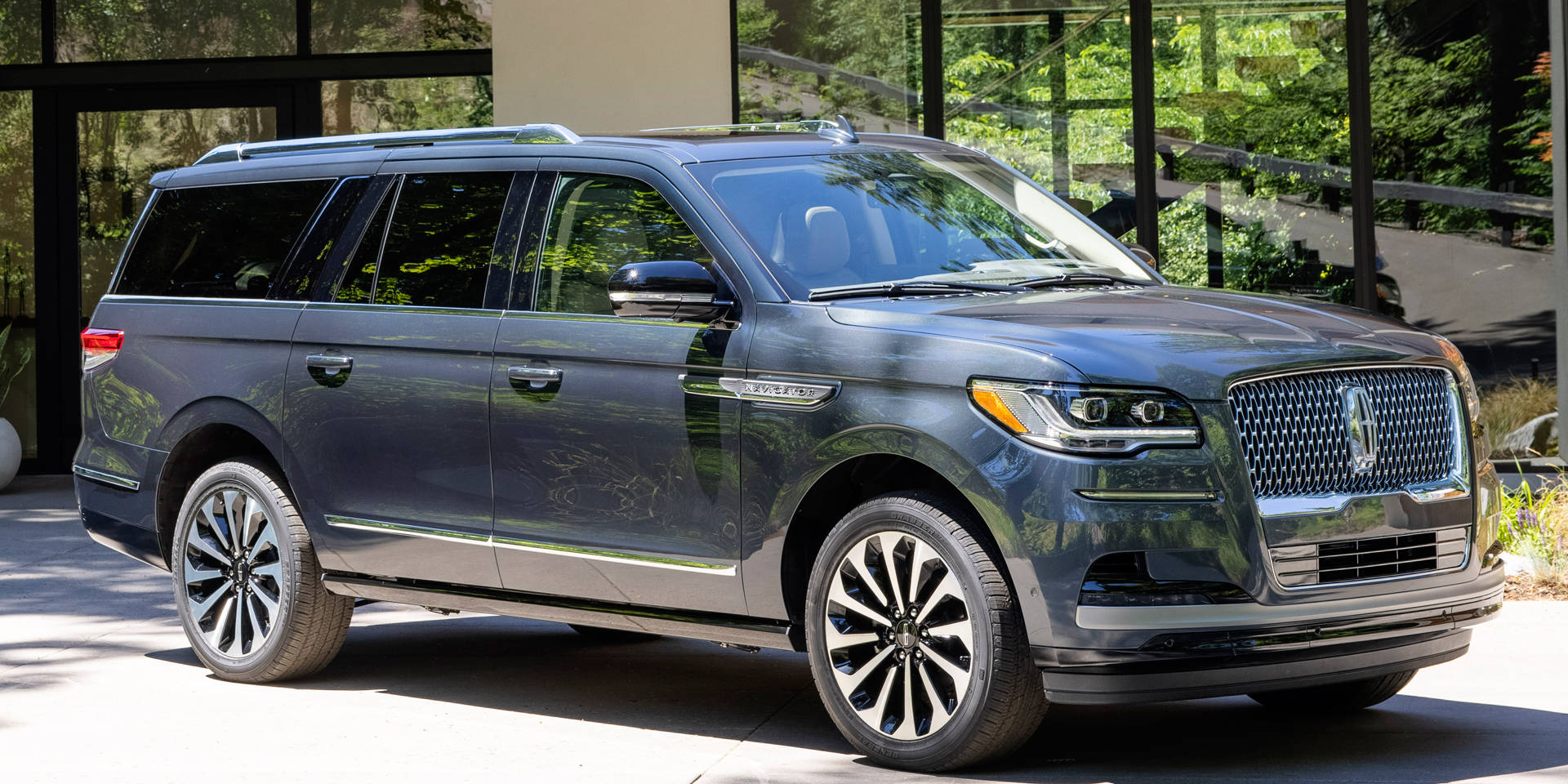 2021 Lincoln Navigator sinisenä rakennuksen edessä