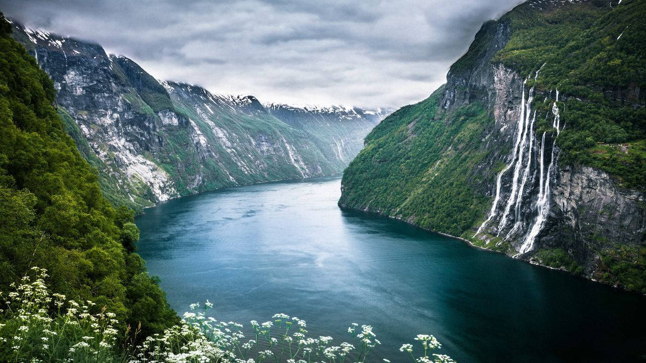 4K Luonnonjoki Pilvisten Taivaiden Alla Taustakuvat
