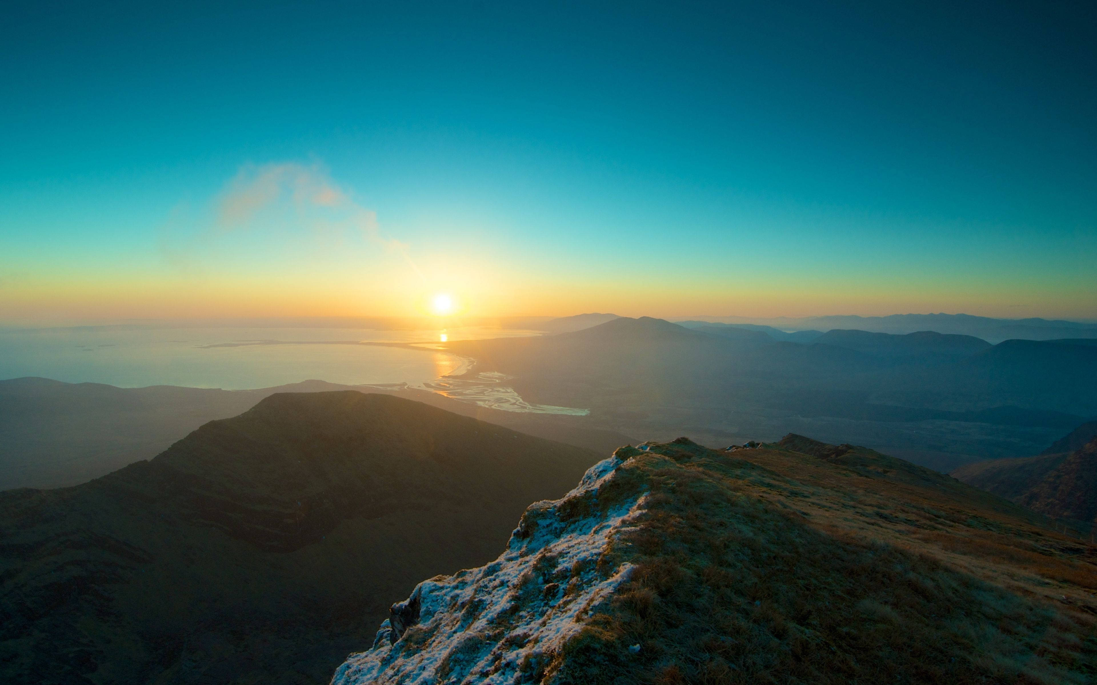 4K luonto auringonnousu vuorenhuipulla Taustakuvat
