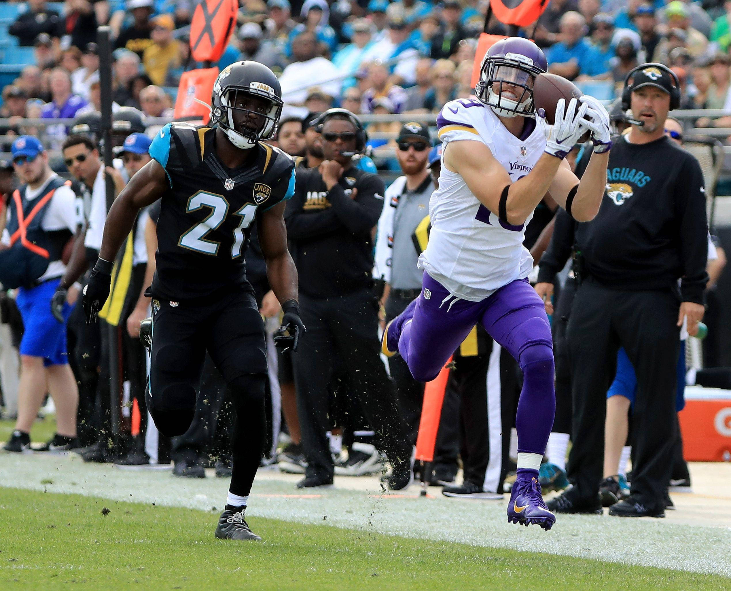 Adam Thielen vastaan Washington Commanders Taustakuvat