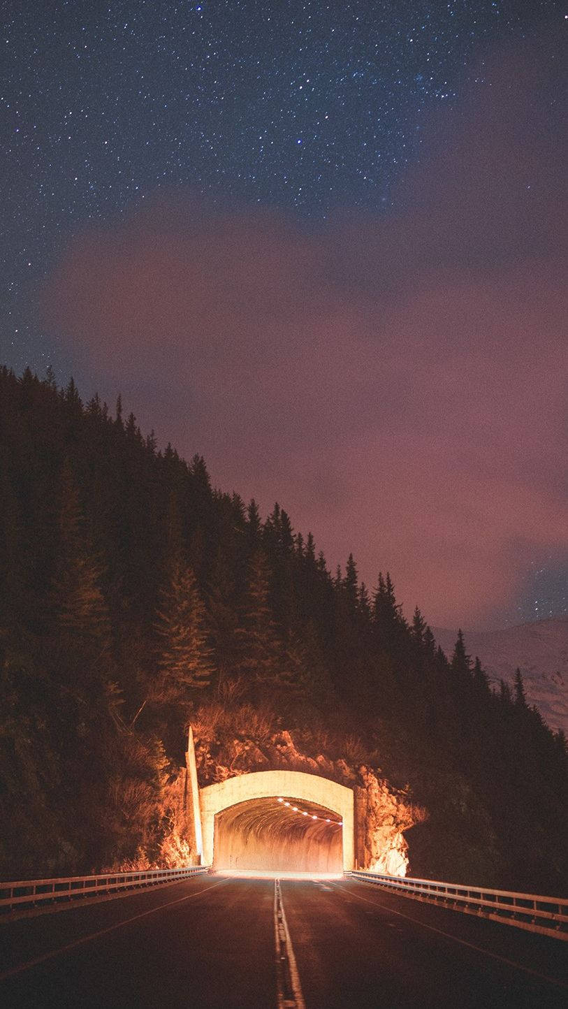Ajaminen mutkaisen tien tunnelin läpi Taustakuvat