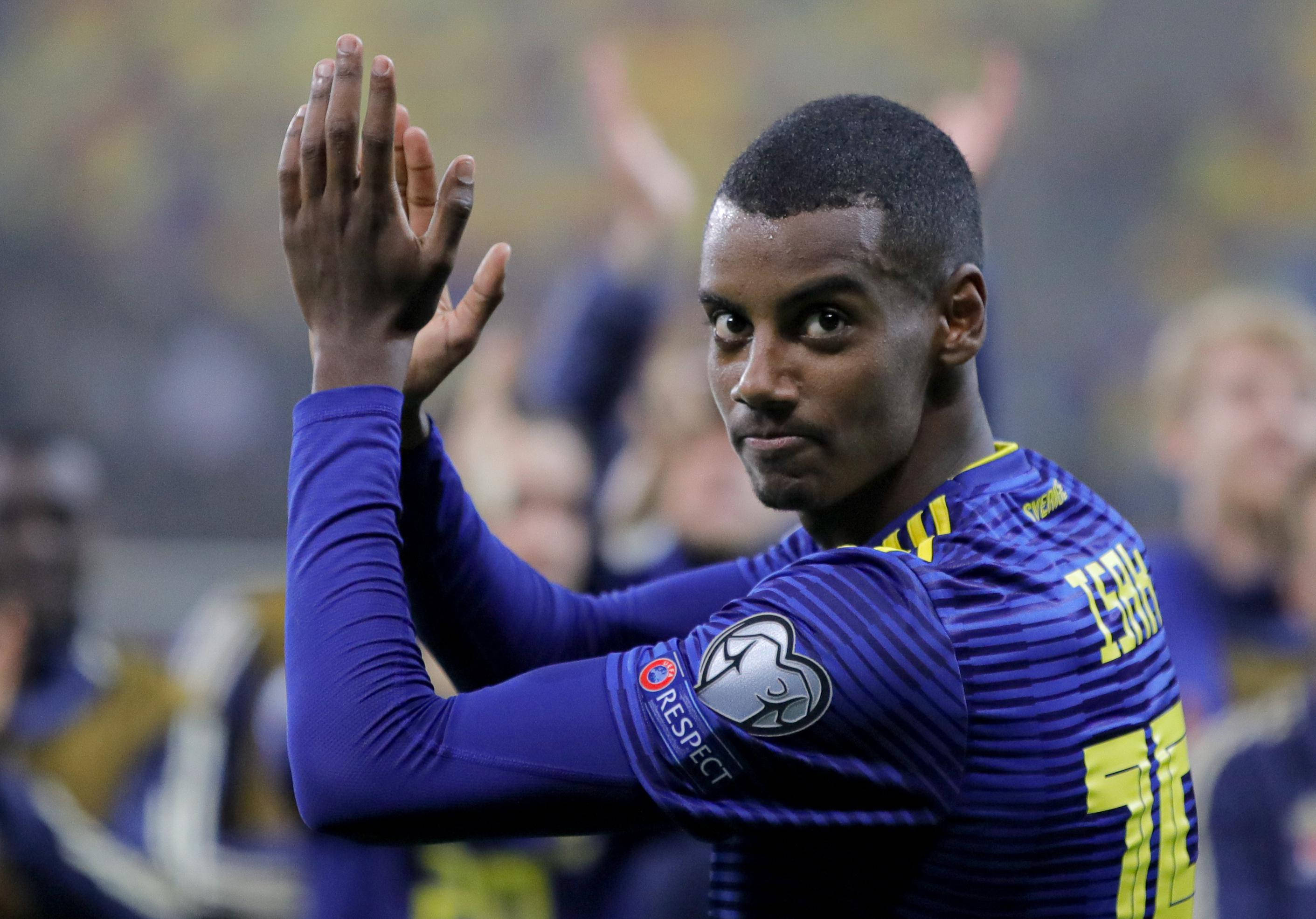 Alexander Isak taputtaa lähikuvassa Taustakuvat