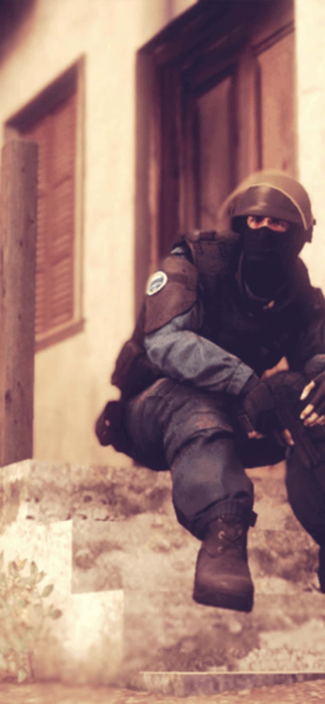 Ammattipelaaja kilpailee Counter-Strike: Global Offensivessa iPhone XS:llä Taustakuvat