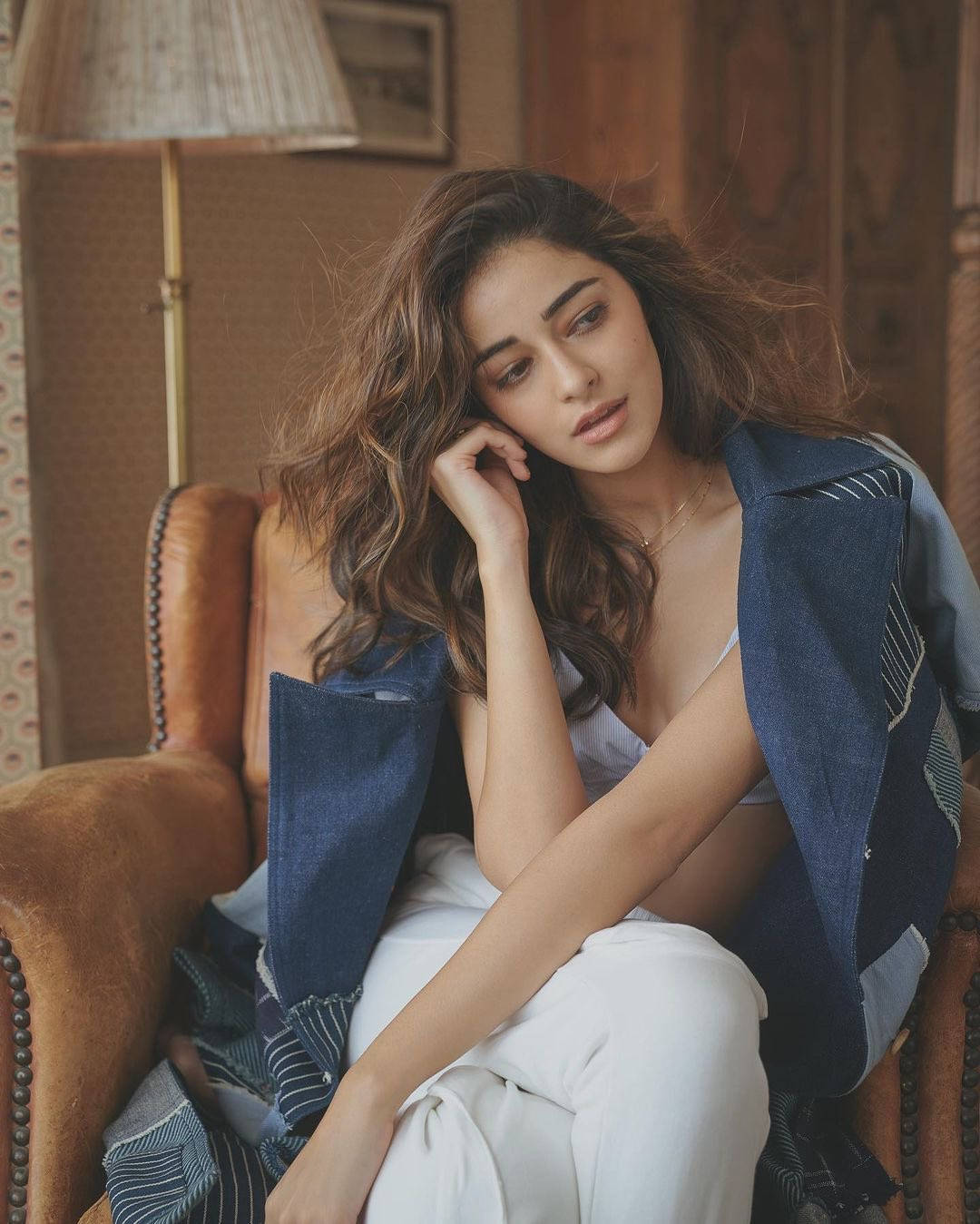 Ananya Pandey nojatuolissa Taustakuvat