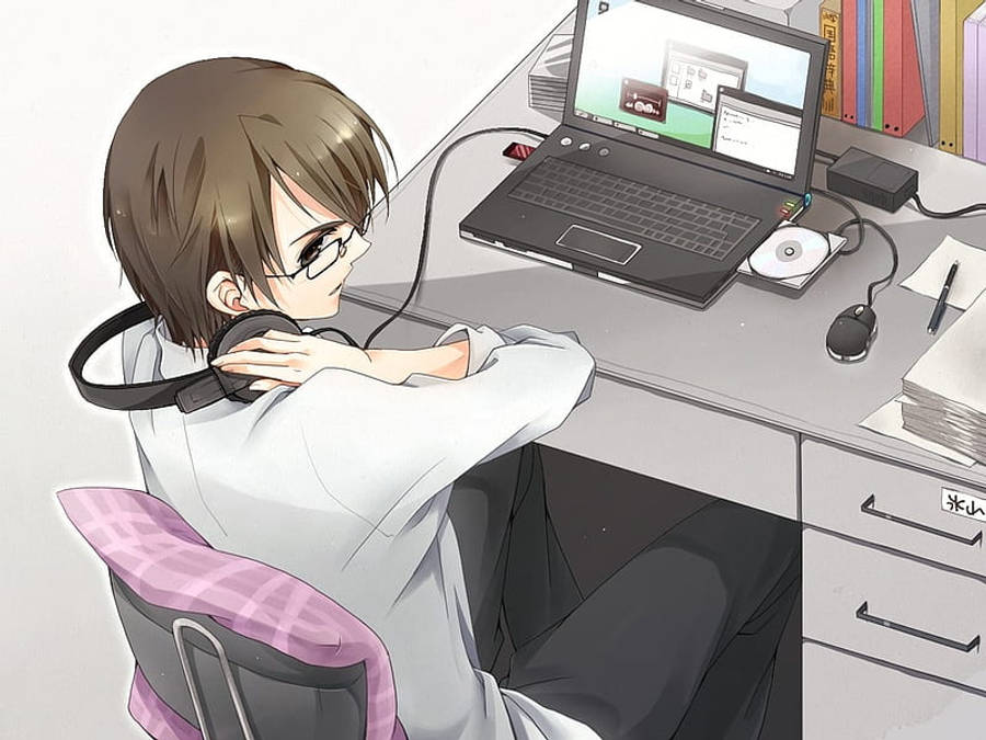 Anime-mies pitää kuulokkeitaan työskennellessään kannettavalla Taustakuvat