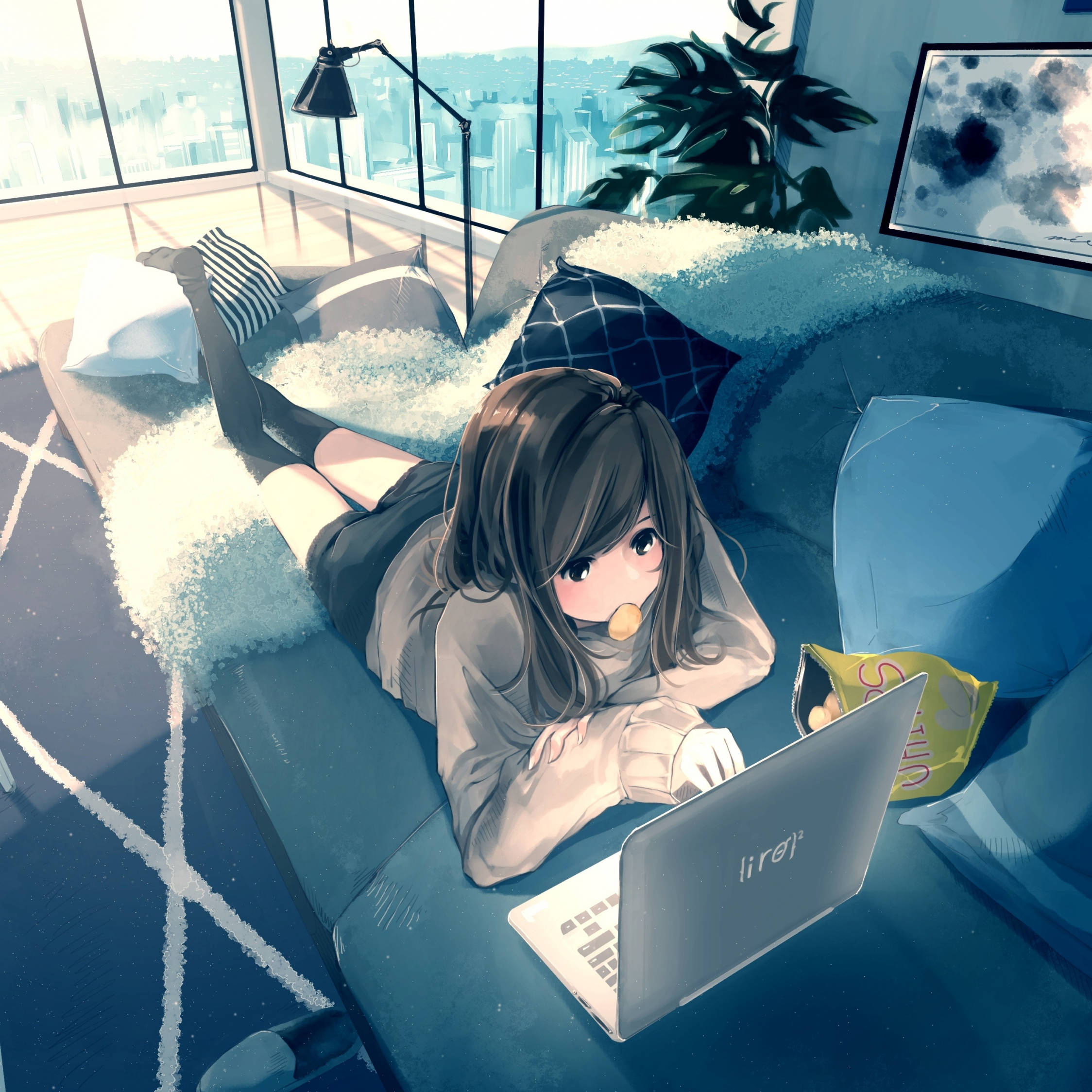 Anime-tyttö makoilee työskennellen kannettavallaan Taustakuvat
