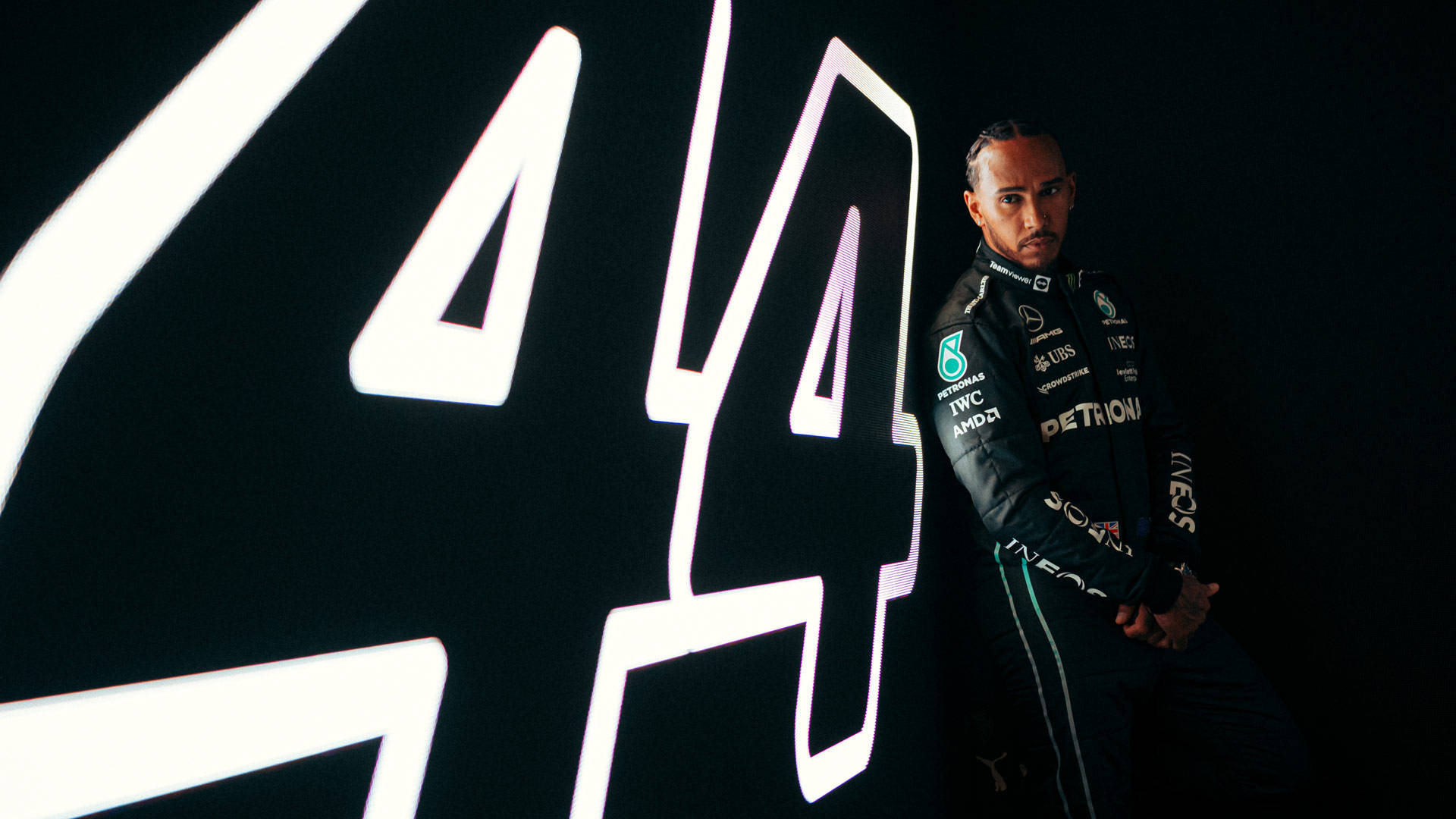 Arvokkuutta ja vauhtia – Lewis Hamilton autonsa numerolla 44 Taustakuvat