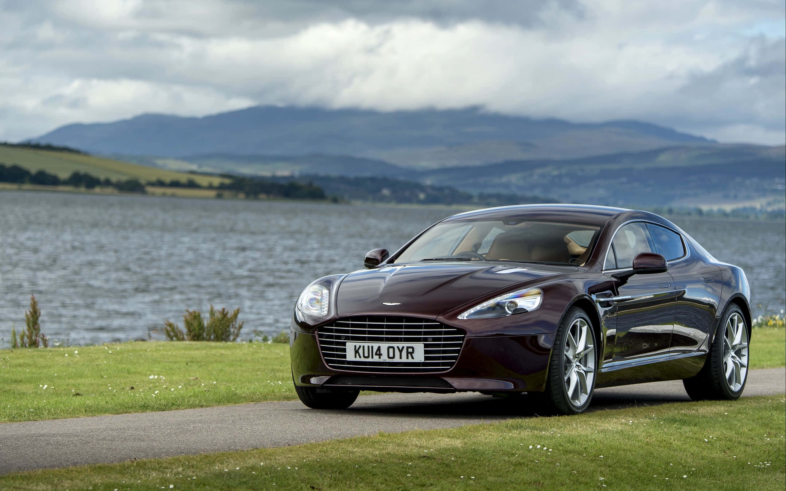 Aston Martin Rapide S tiellä Taustakuvat