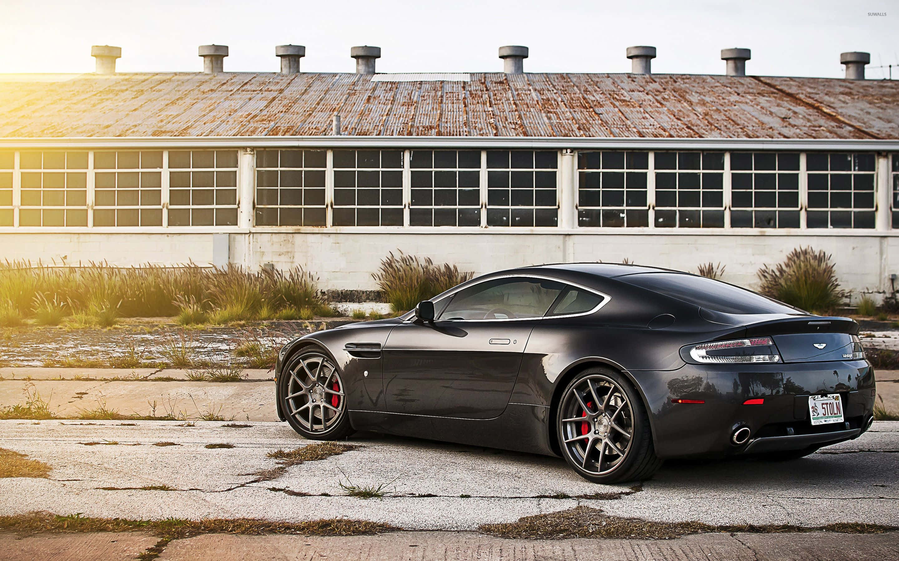 Aston Martin Vanquish toiminnassa maisematiellä Taustakuvat