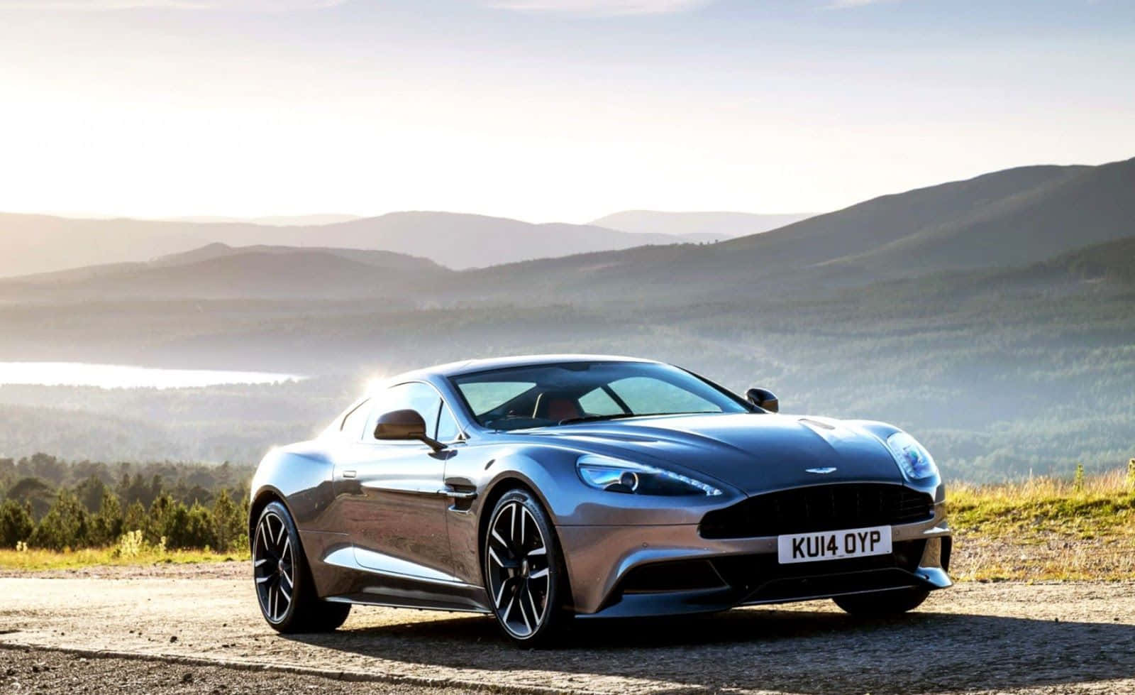 Aston Martin Vanquish – Luksus ja suorituskyky valloilleen Taustakuvat