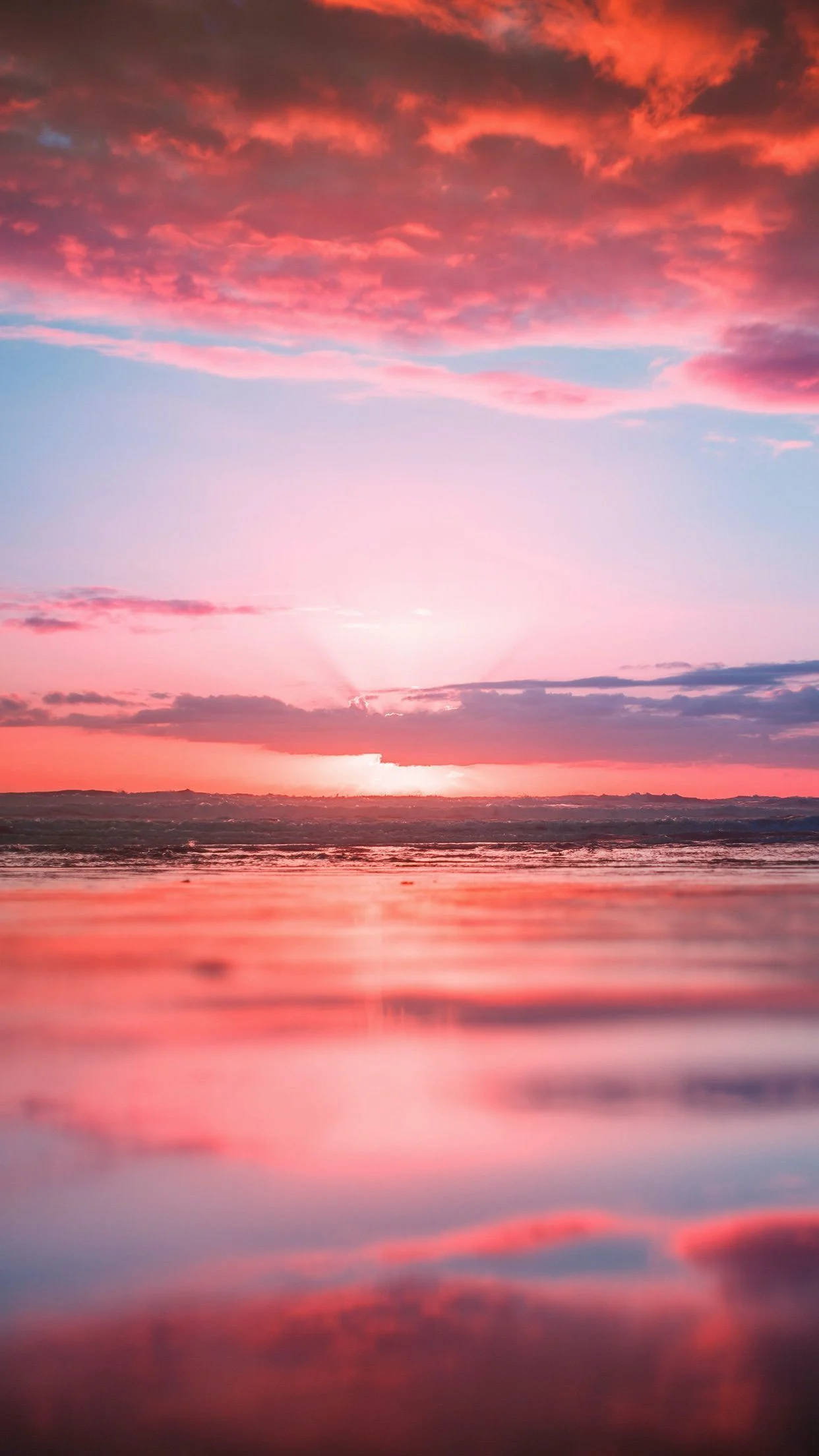 Auringonlasku matalasta kuvakulmasta Taustakuvat