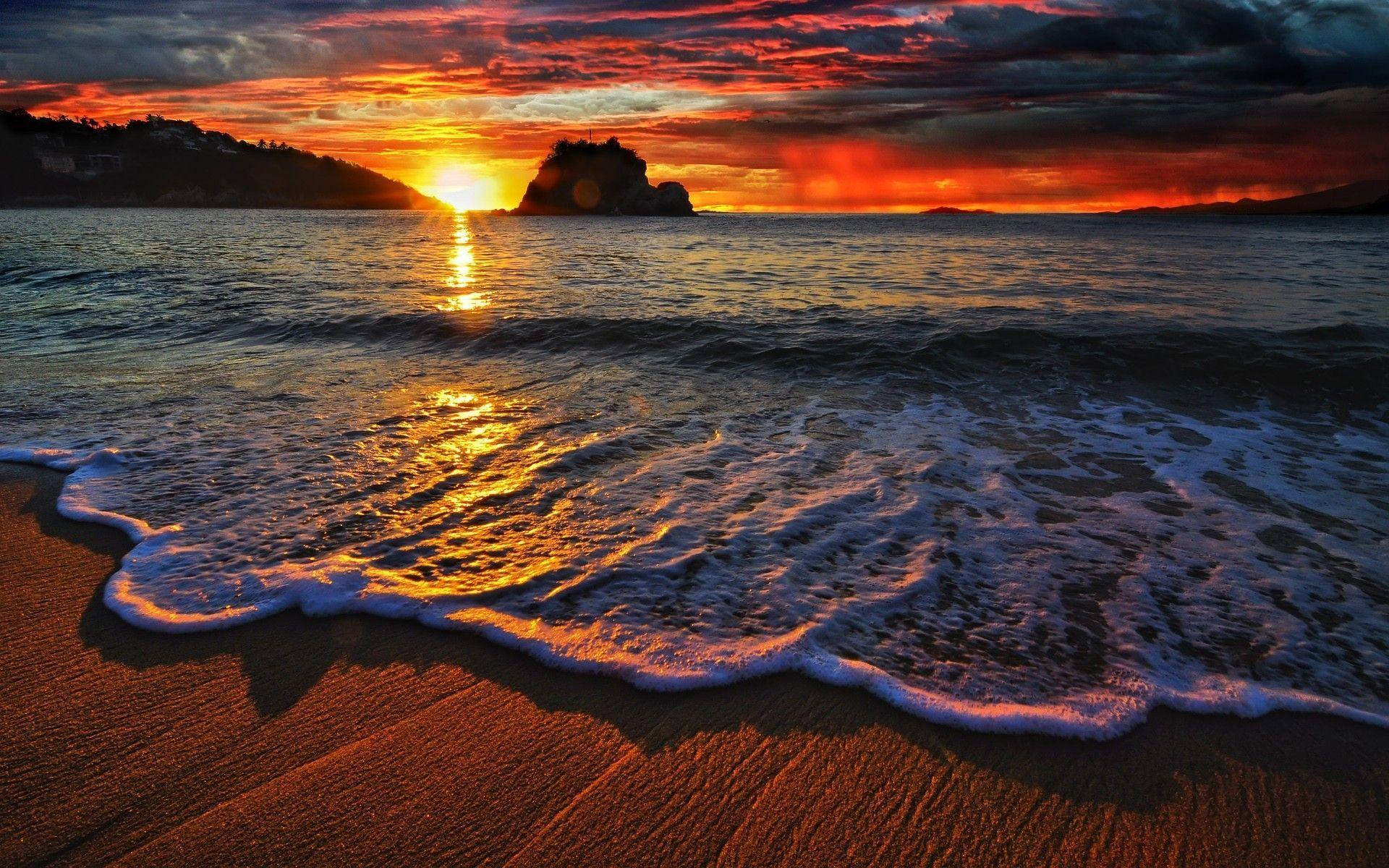 Auringonlasku merellä aallot rannalla Taustakuvat