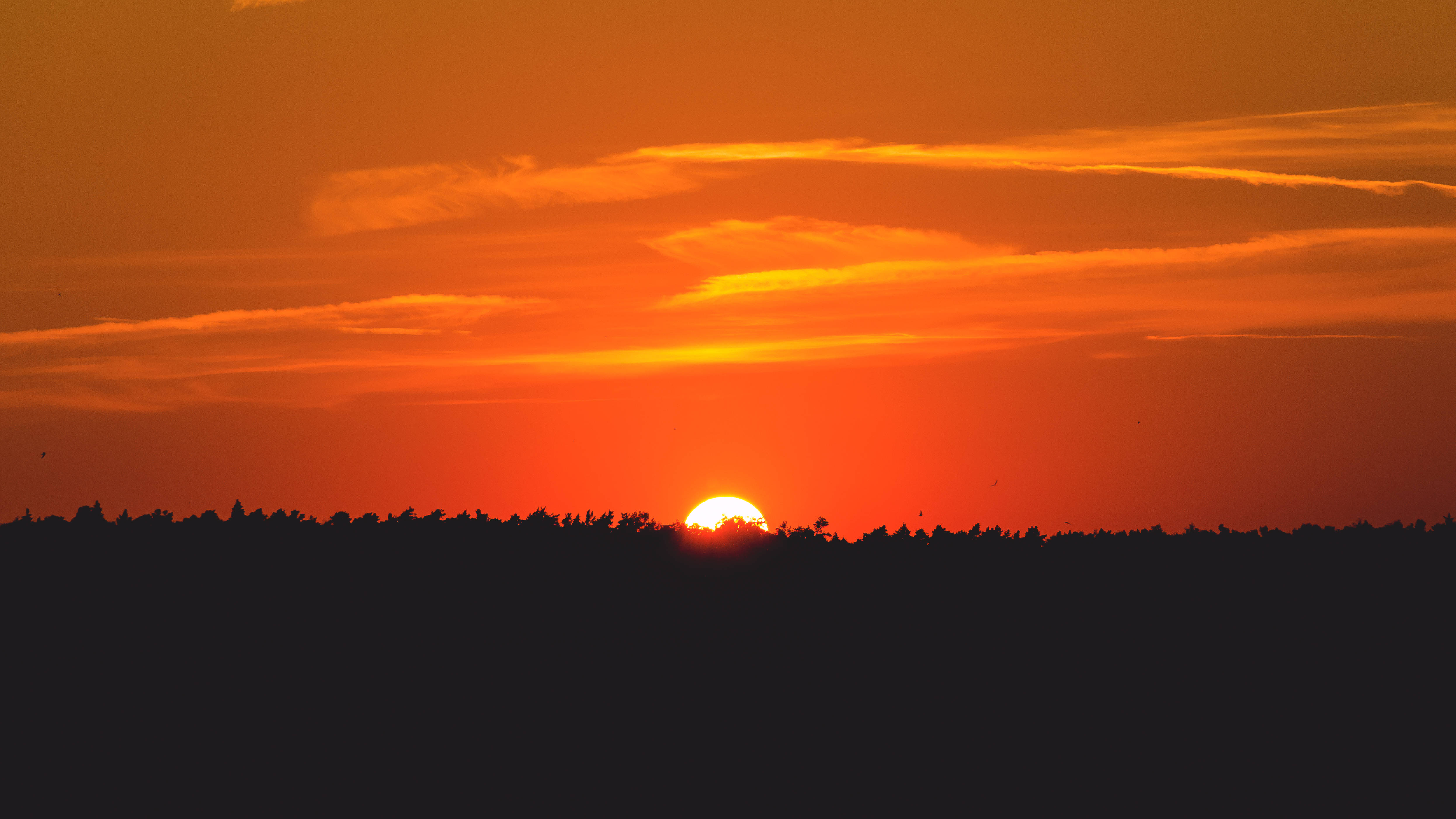 Auringonlasku tasankojen yllä Taustakuvat