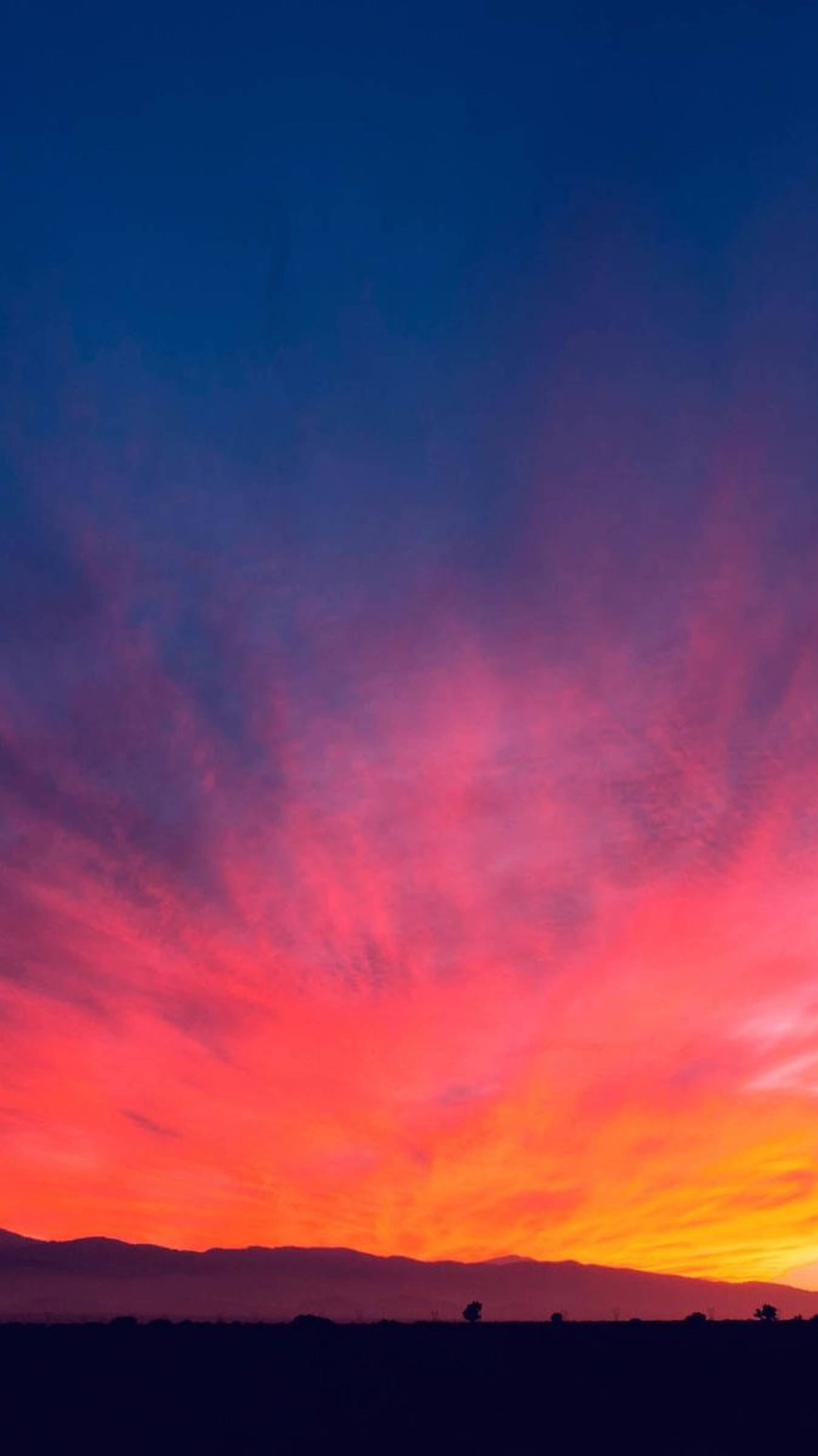 Auringonlasku vuoristossa Taustakuvat
