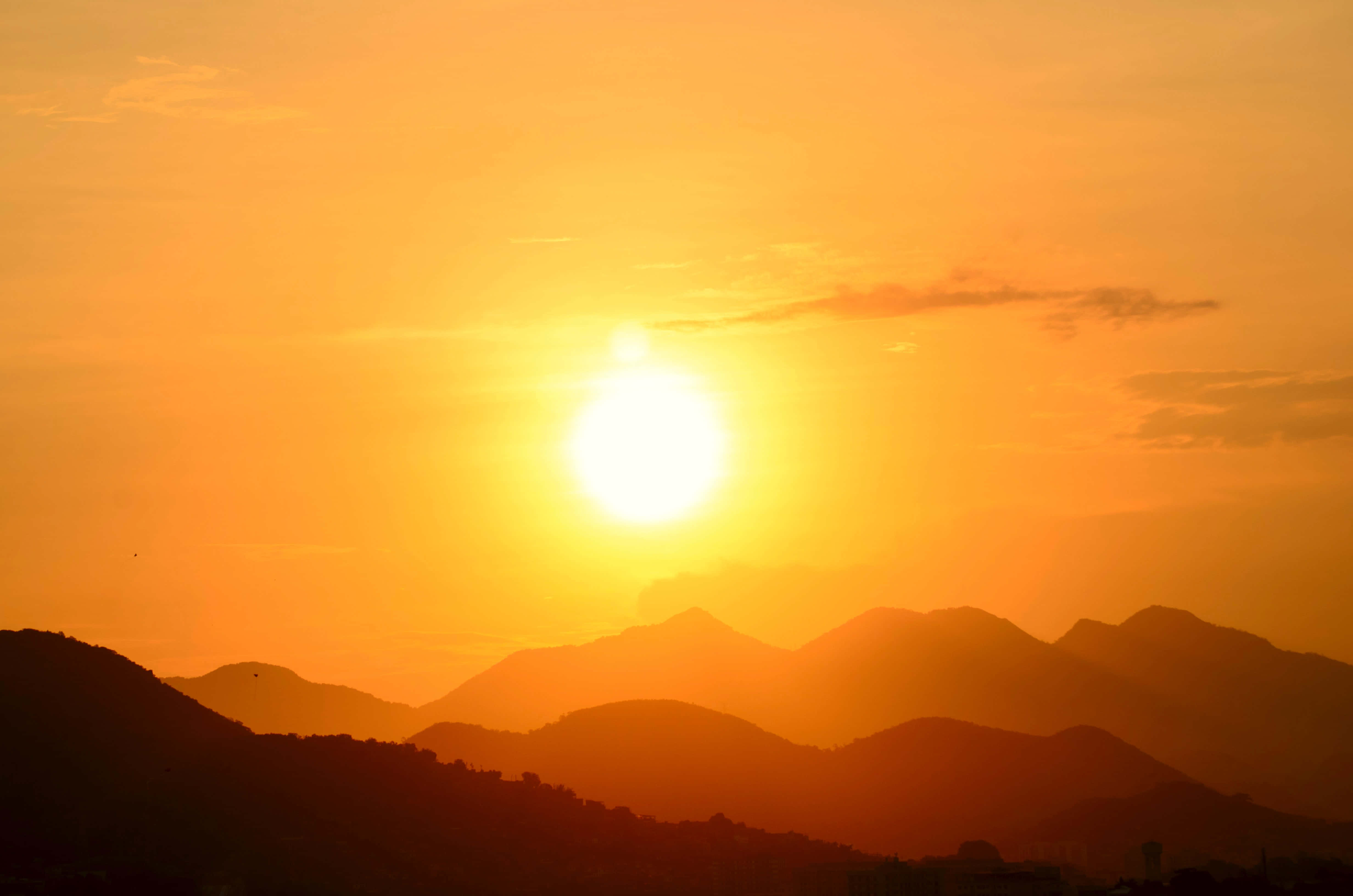 Auringonlaskun kauneus, taivaan muuttuessa päivän hiipuessa Taustakuvat