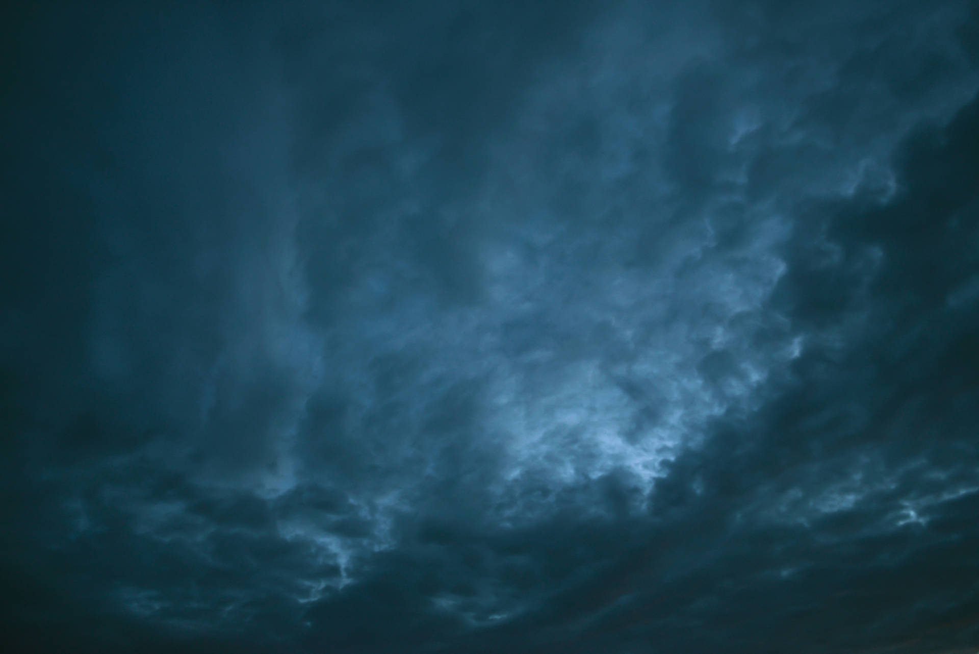 Auringonlaskunäkymä uhkaavista pilvistä Taustakuvat