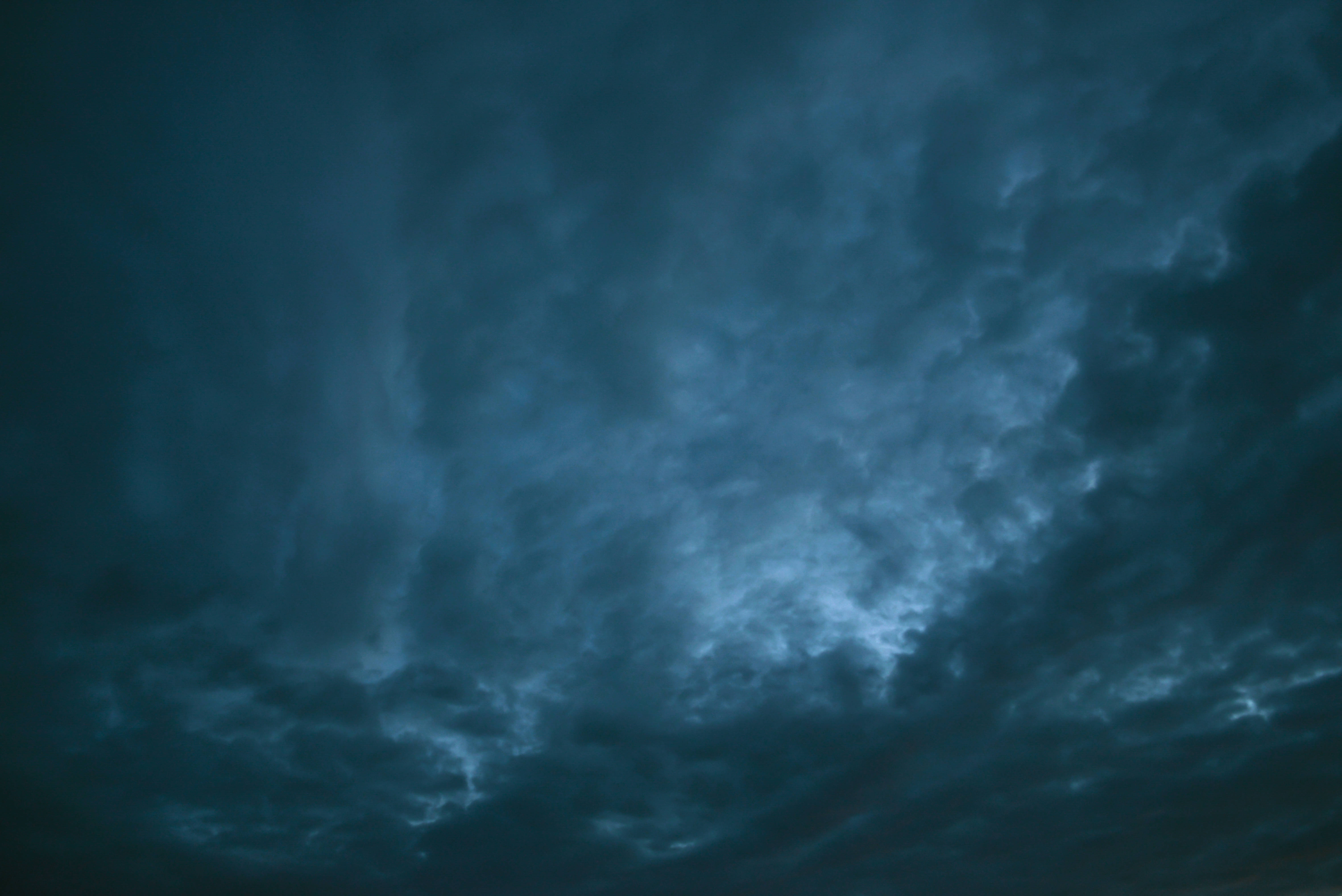 Auringonlaskunäkymä uhkaavista pilvistä Taustakuvat