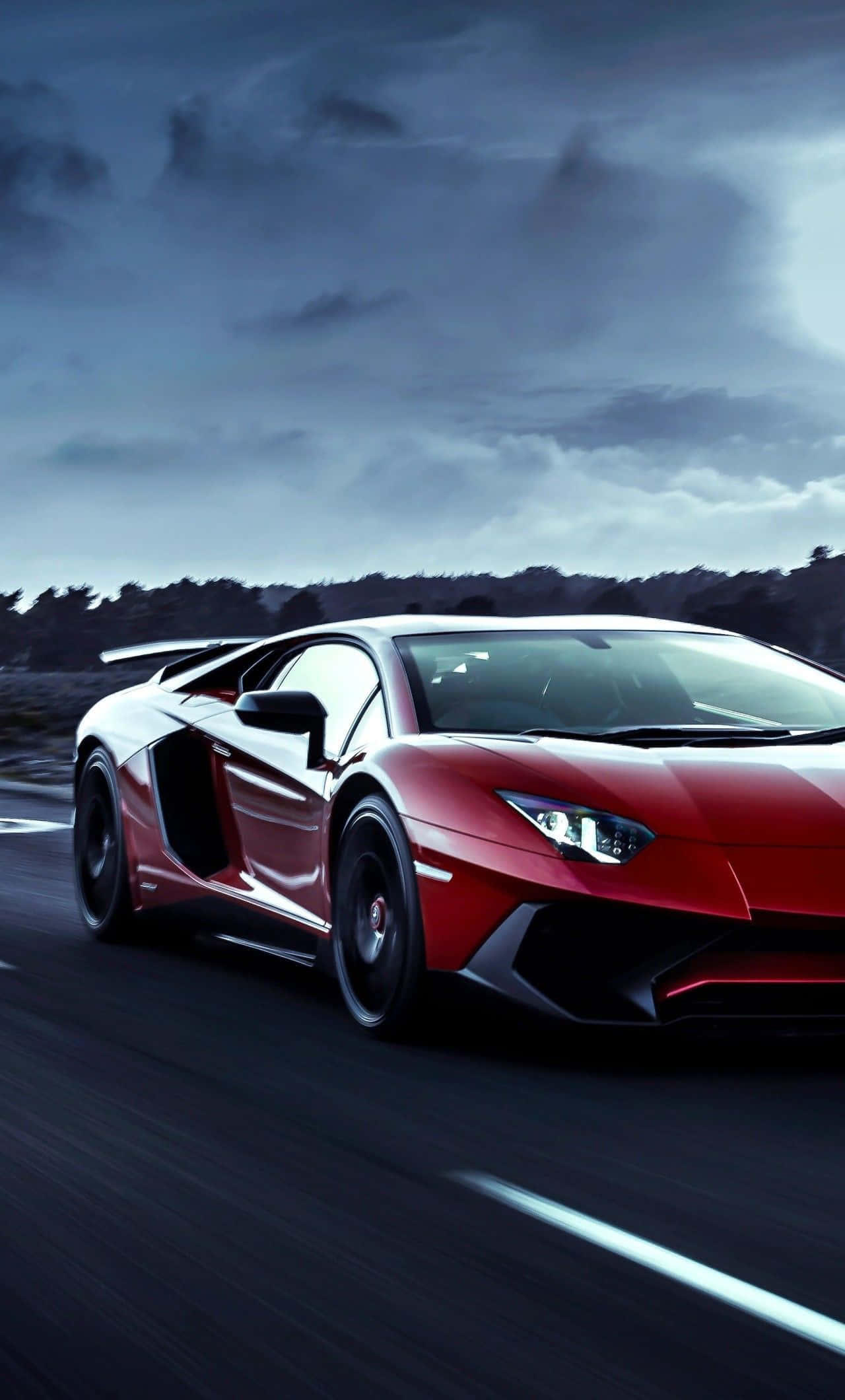 Auto ajaa synkkänä päivänä - Lamborghini-puhelin Taustakuvat