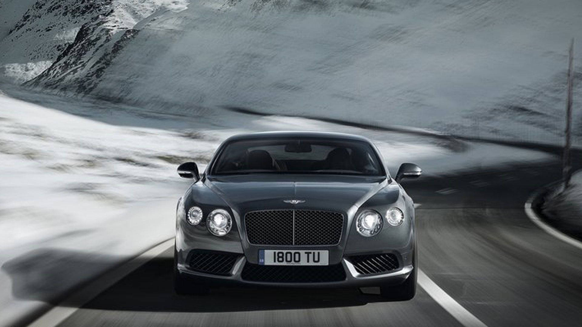 Bentley kiitää lumisilla vuorilla Taustakuvat