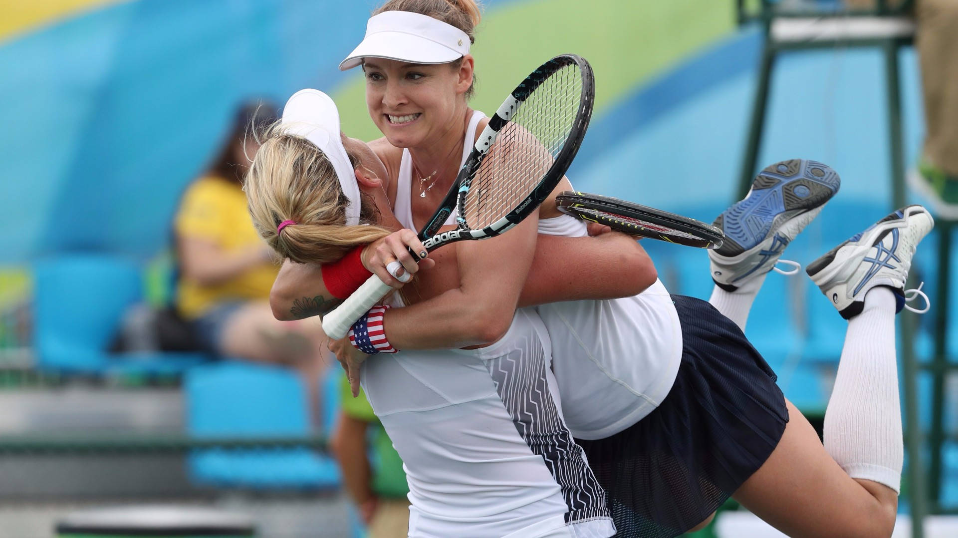 Bethanie Mattek-Sands halaa joukkuetoveriaan Taustakuvat