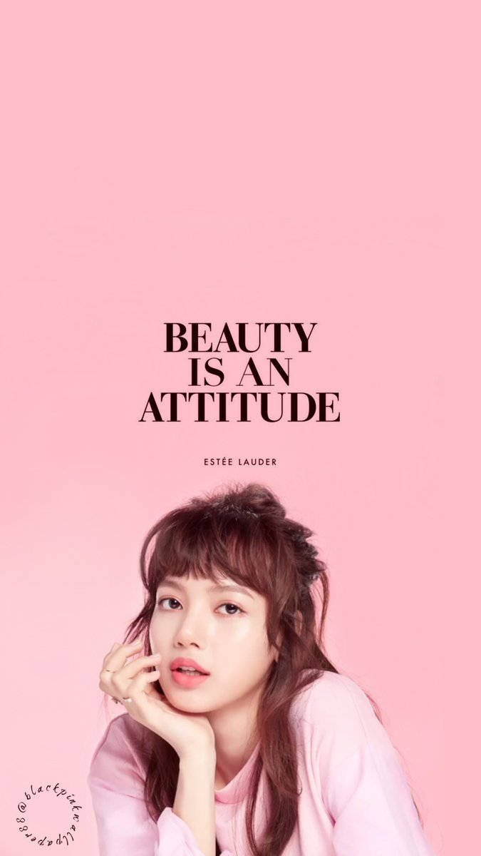 Blackpink Lisa vaaleanpunaisella taustalla Beauty Is An Attitude -tekstillä taustakuva