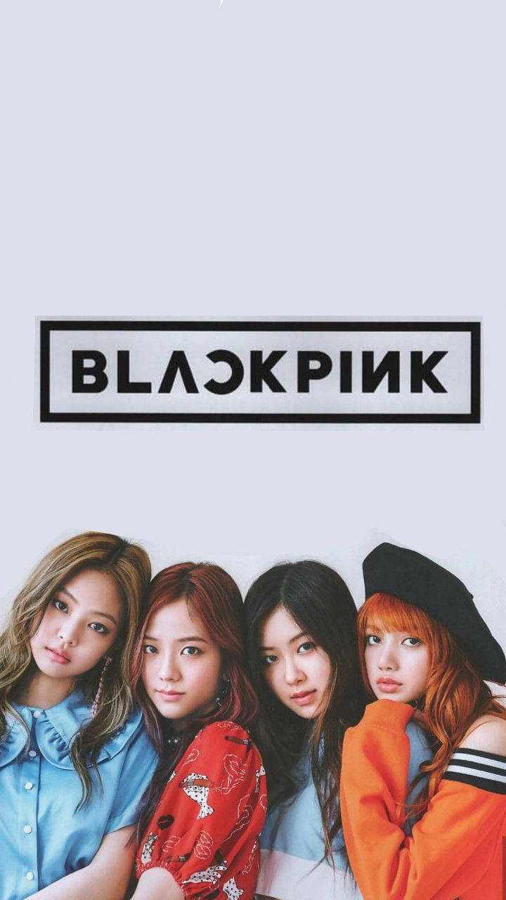 Blackpinkin jäsenet LISA, JENNIE, ROSÉ ja JISOO poseeraavat upealla logollaan! Taustakuvat