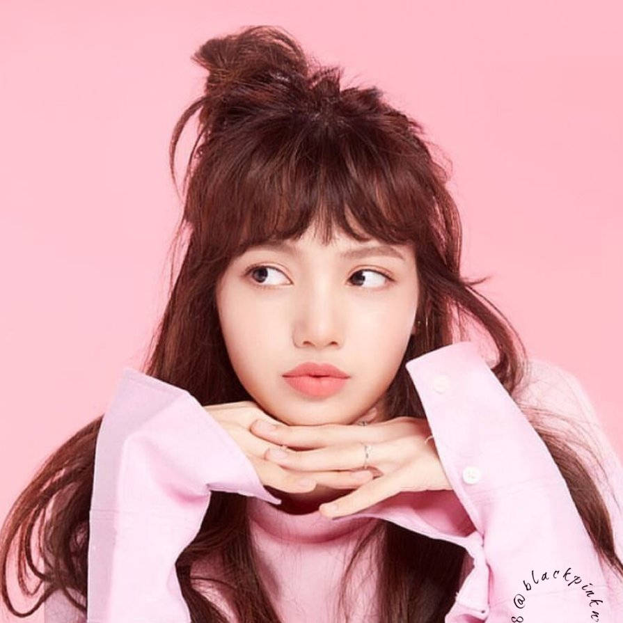 Blackpink-taustakuva Lisasta vaaleanpunaisessa topissa pastellivaaleanpunaisella seinällä