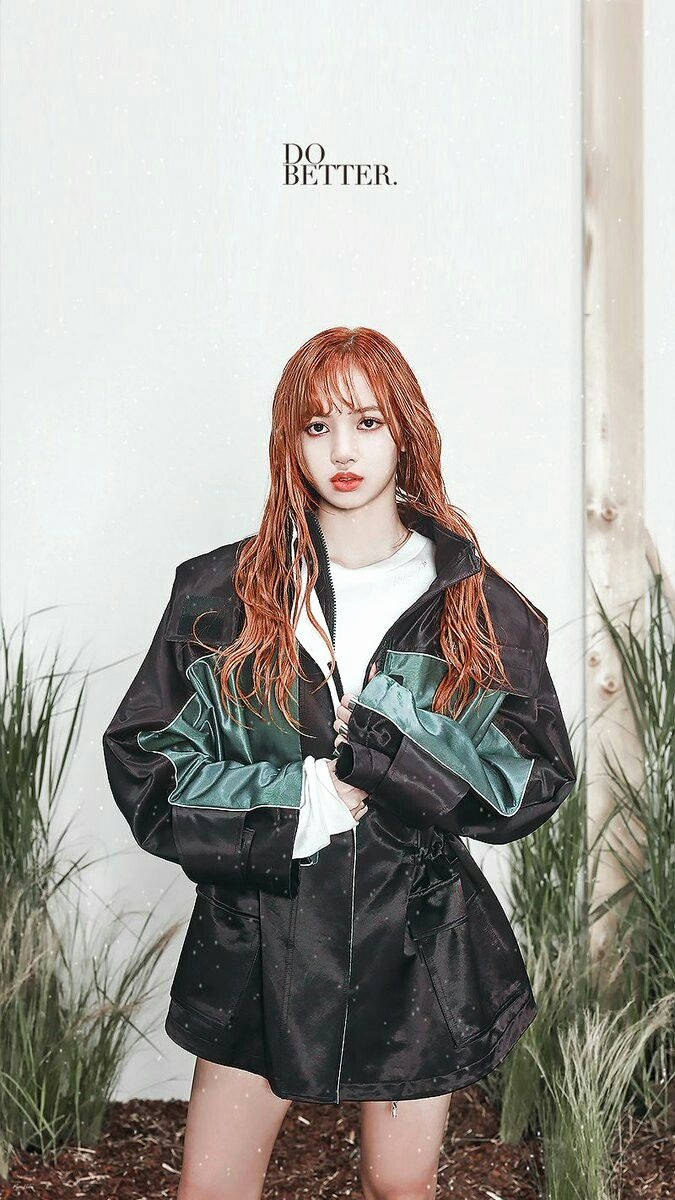 Blackpink Lisa takissa seisomassa seinällä, jossa teksti "Do Better" -taustakuva