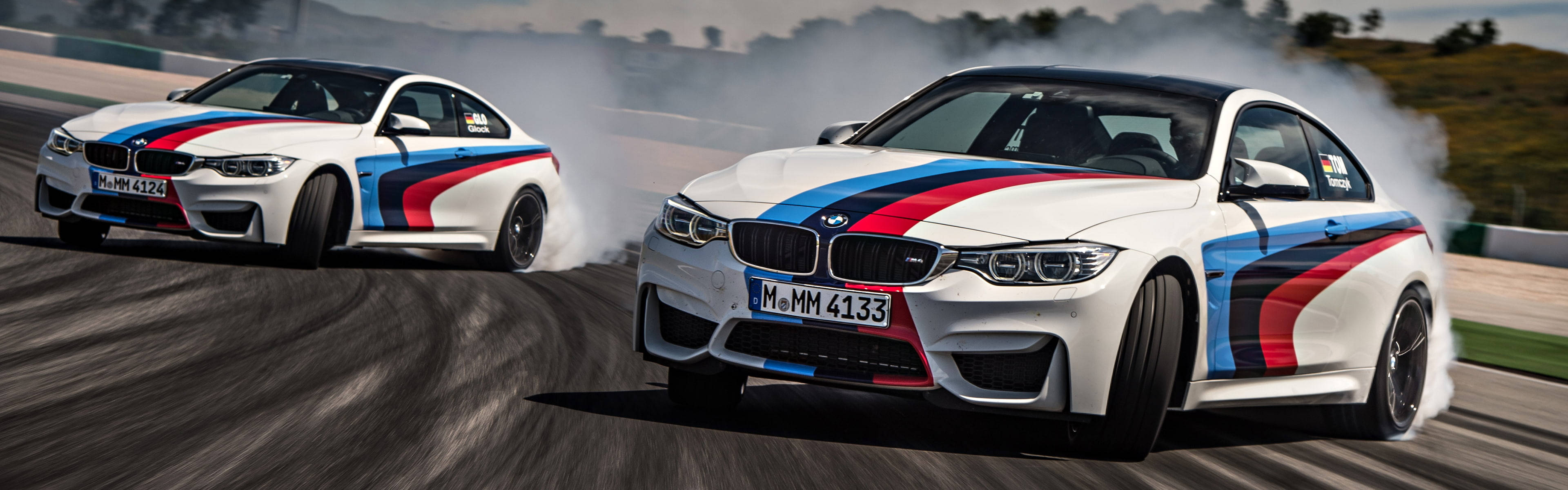 BMW M4 Drift -auton jännittävä ajo radalla Taustakuvat