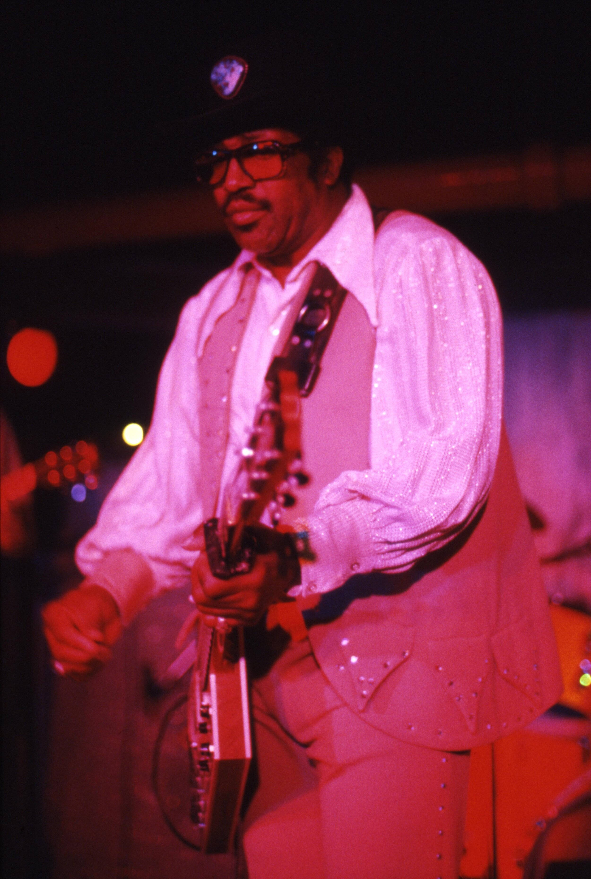Bo Diddley vaaleanpunaisessa valossa Taustakuvat