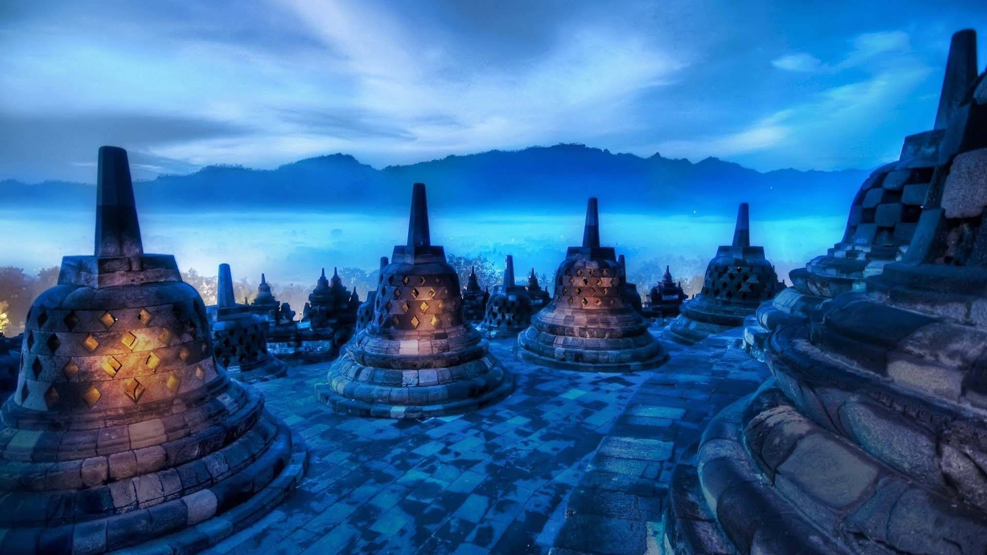 borobudurin temppeli yöllä sumun ja vuorten kanssa Taustakuvat