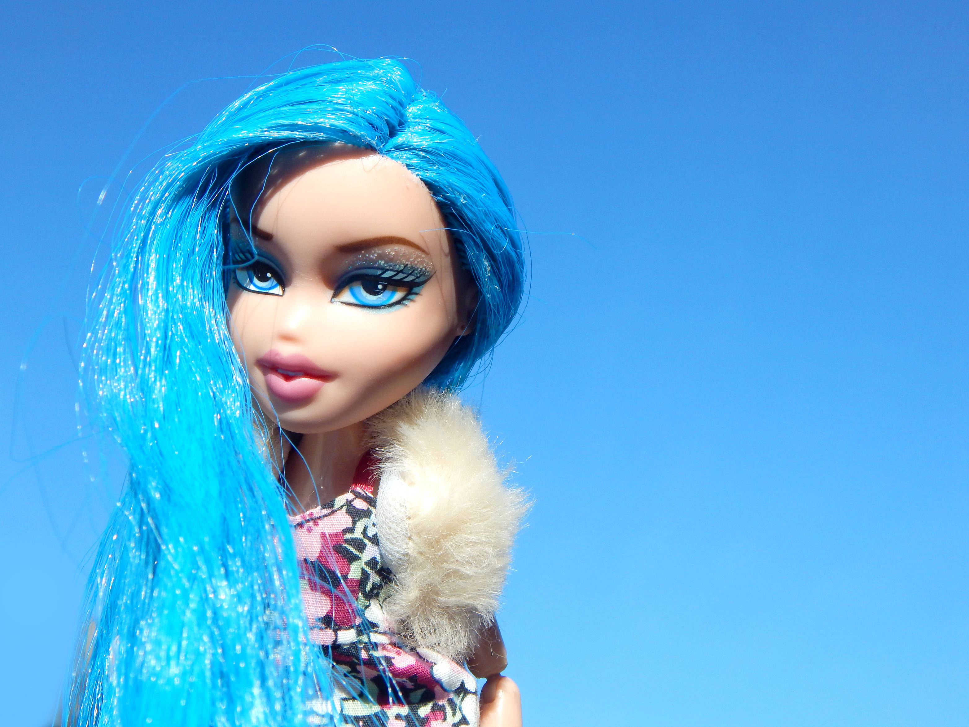 Bratz-estetiikka sinisessä kukkamekossa Taustakuvat