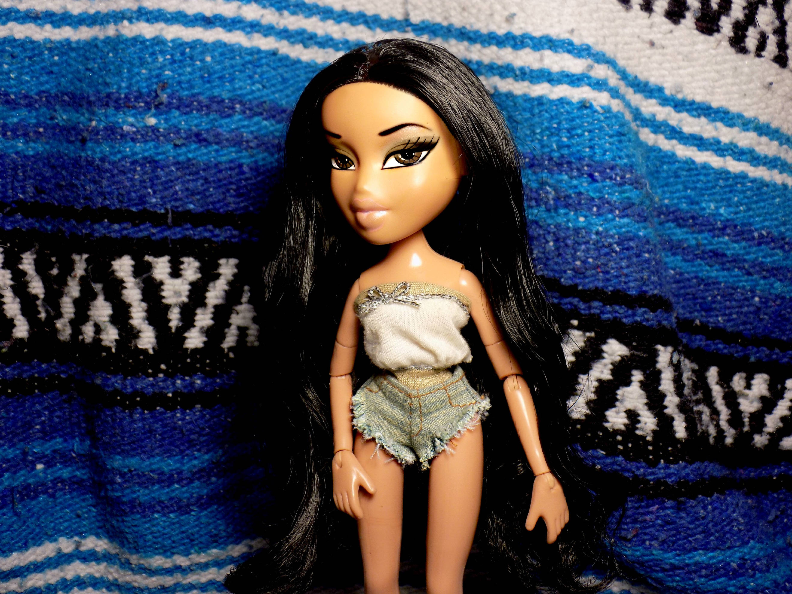 Bratz-estetiikkainen lelunukke Taustakuvat