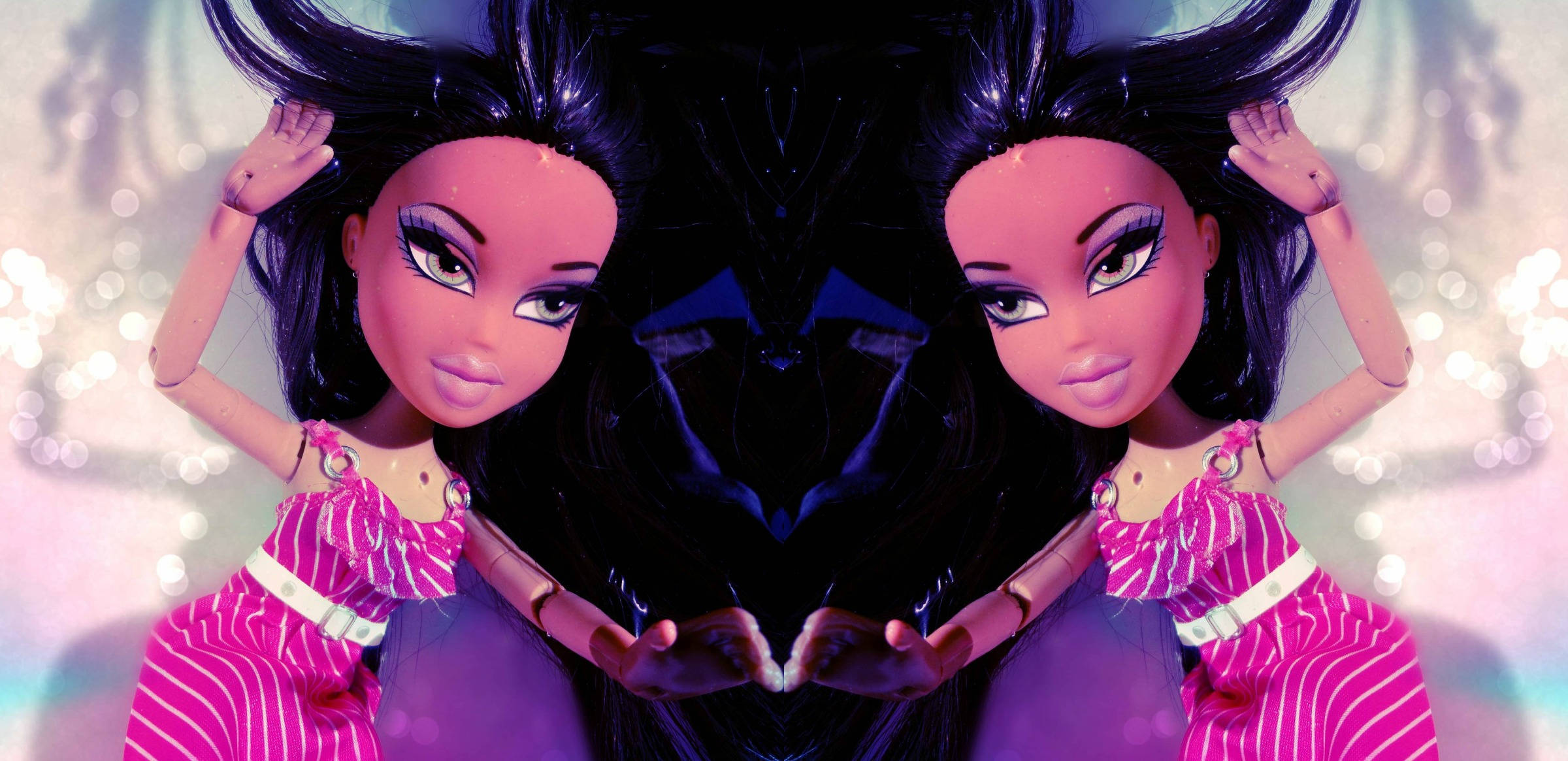 Bratz-estetiikkainen nukke vaaleanpunaisessa mekossa Taustakuvat
