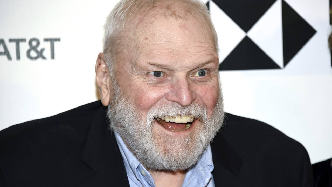 Brian Dennehy nauraa mustavalkotaustalla Taustakuvat