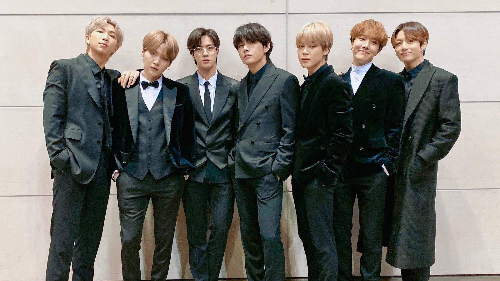 BTS 2020 mustassa puvussa Taustakuvat