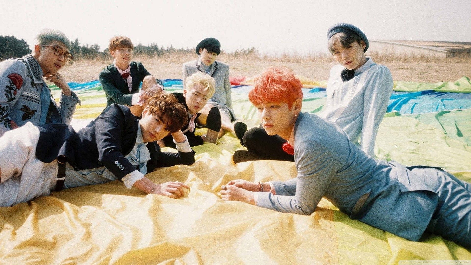 BTS Jäsenet Makaamassa Kentällä Läppärin Kanssa Taustakuvat