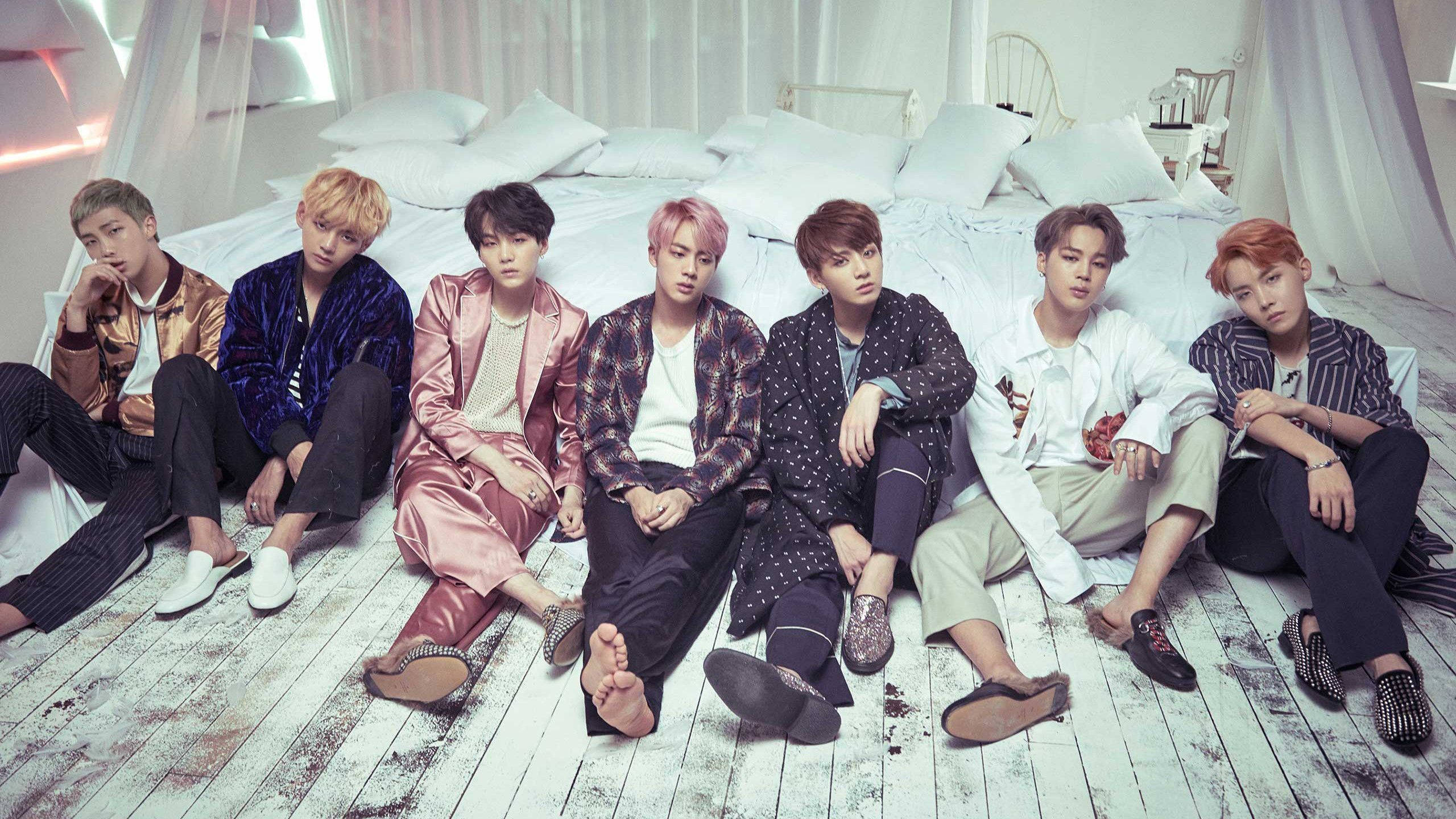 BTS-jäsenet sängyn ja läppärin vieressä Taustakuvat