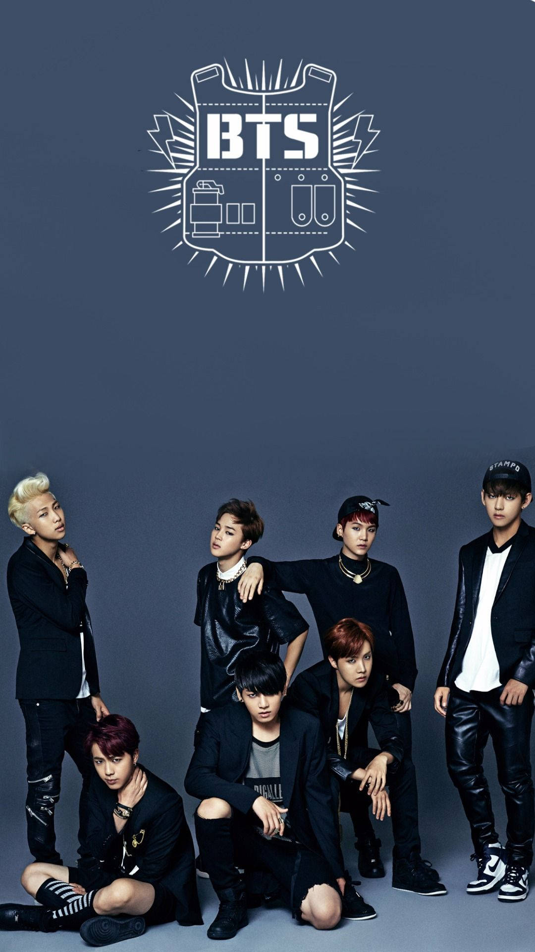 BTS-poikabändin jäsenet V, Jungkook, Jimin, Suga, Jin, RM ja J-Hope mustissa arkivaatteissa.