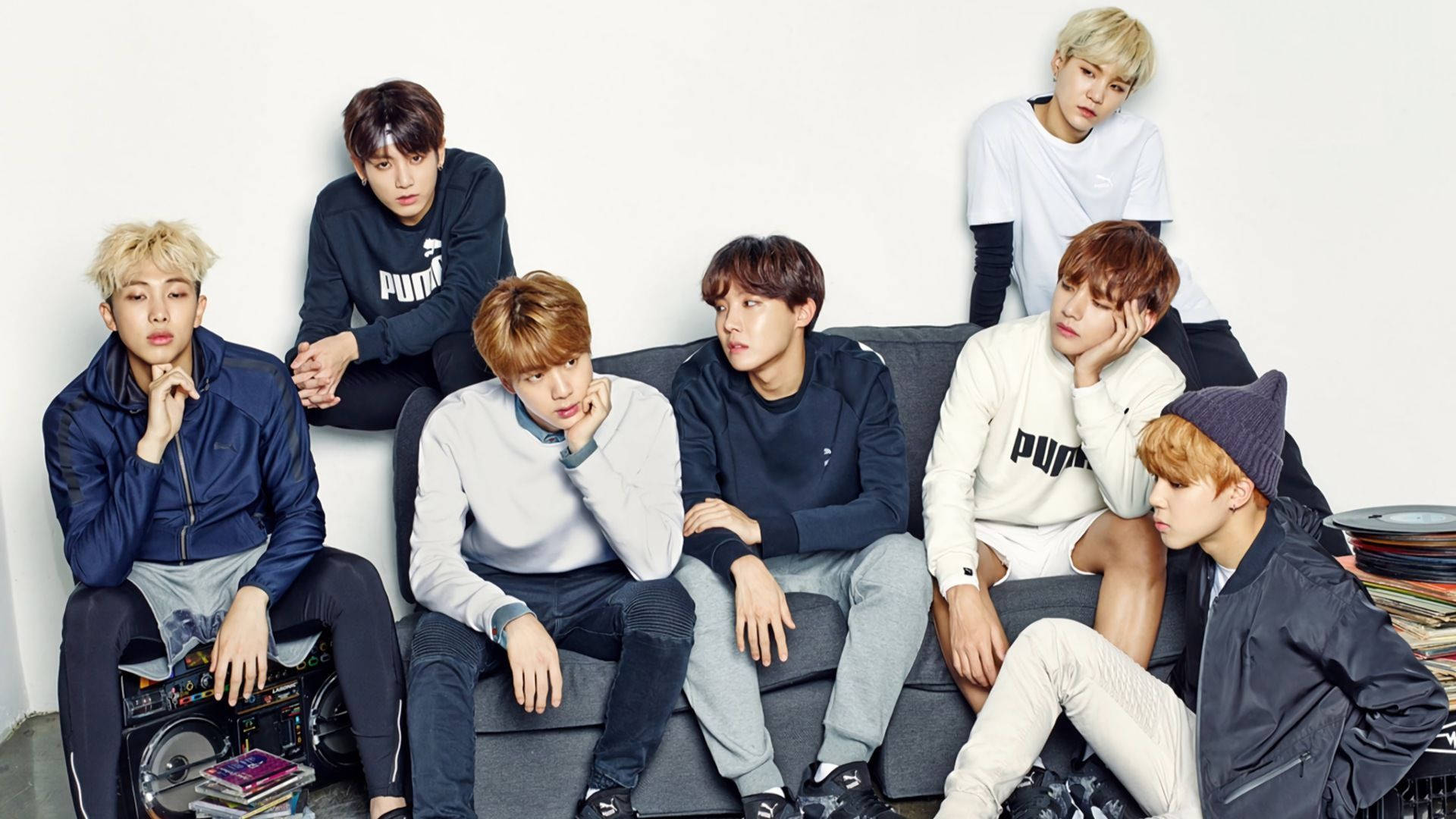 BTS-ryhmä sohvalla sinisessä ja valkoisessa Taustakuvat