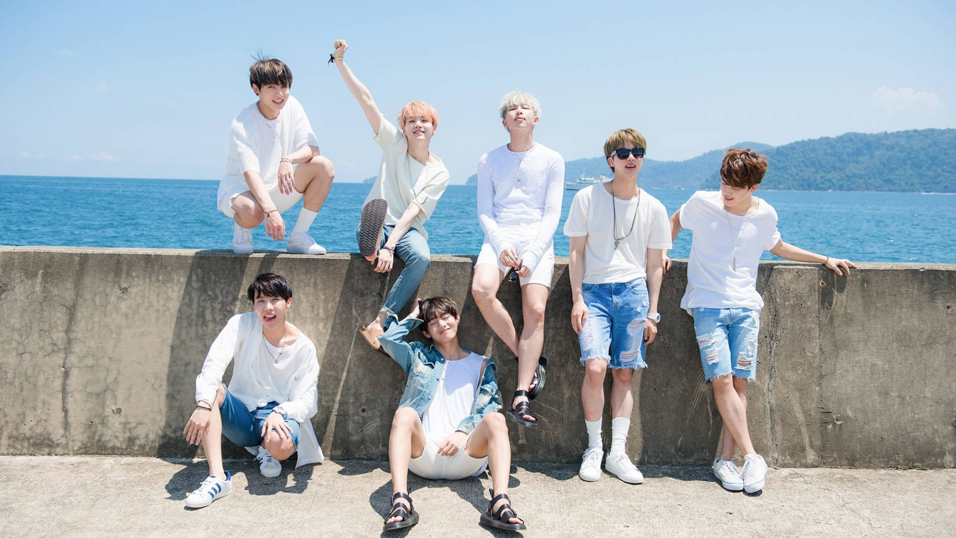 BTS-ryhmäkuva meren lähellä Taustakuvat