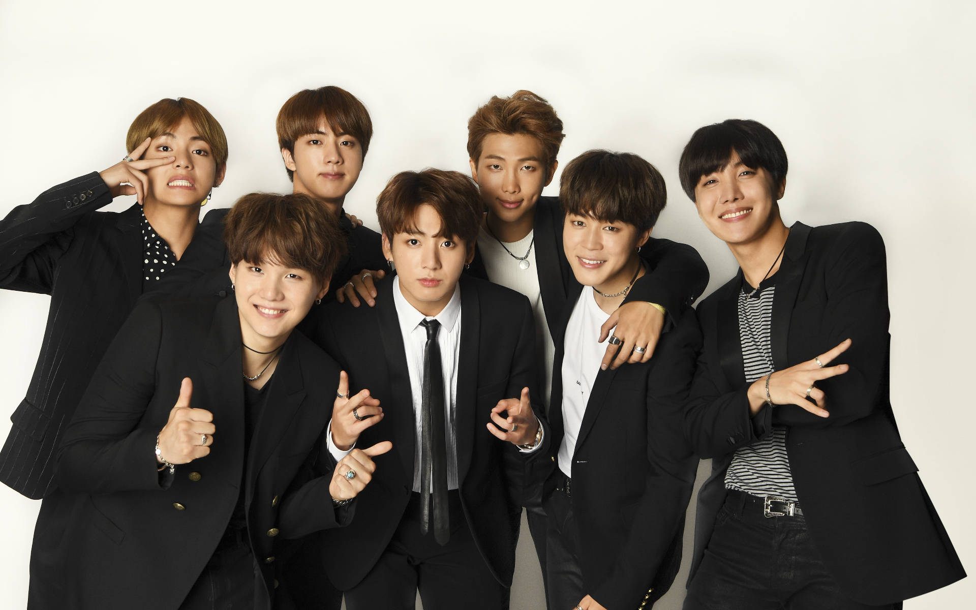 BTS-ryhmäkuva mustissa puvuissa -taustakuva — Bts ryhmäkuva GIF Taustakuvat