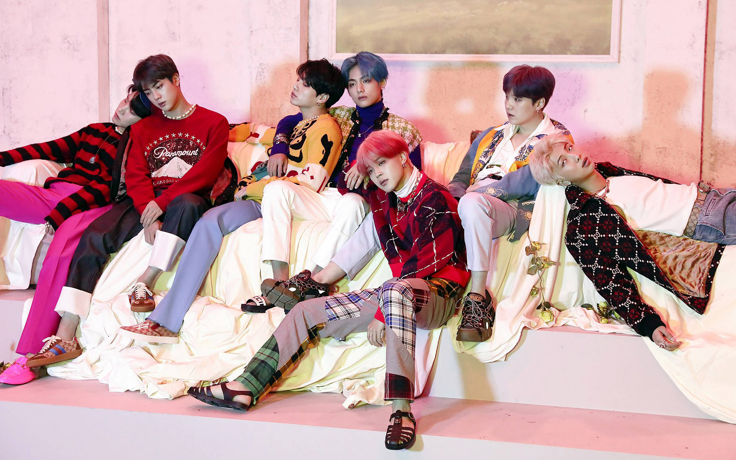 BTS-ryhmäkuva olohuoneessa Taustakuvat