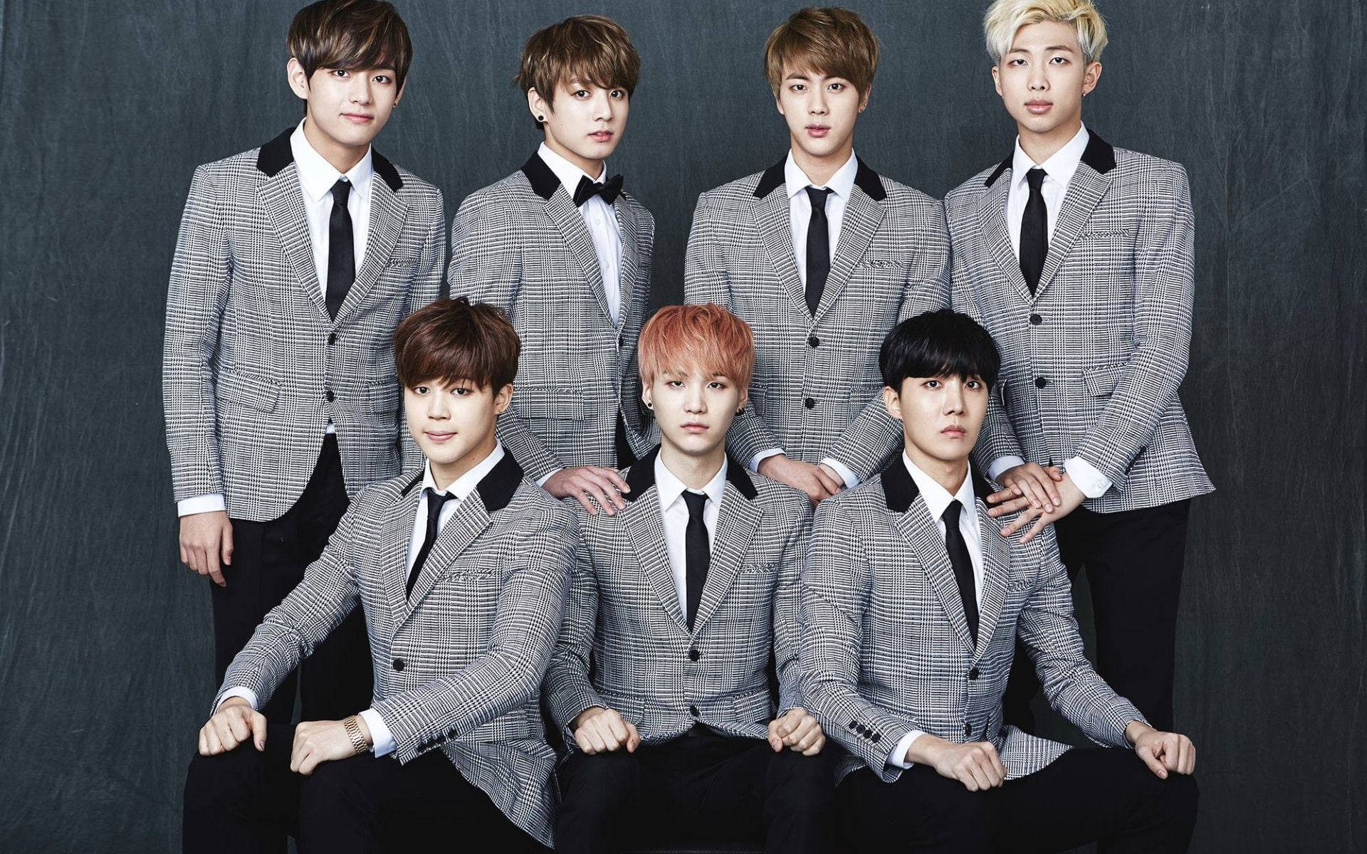 BTS-ryhmäkuva opiskelija-asuissa Taustakuvat