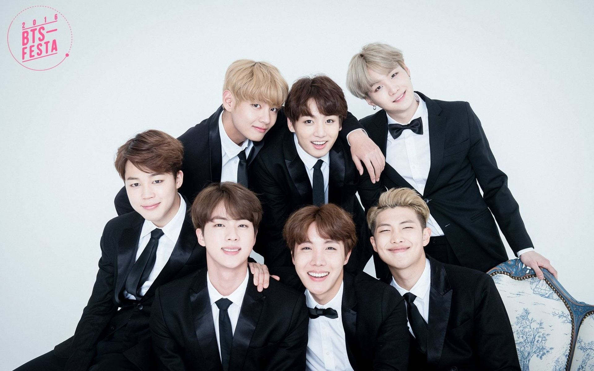 BTS-ryhmäkuva tyylikkäissä puvuissa Taustakuvat