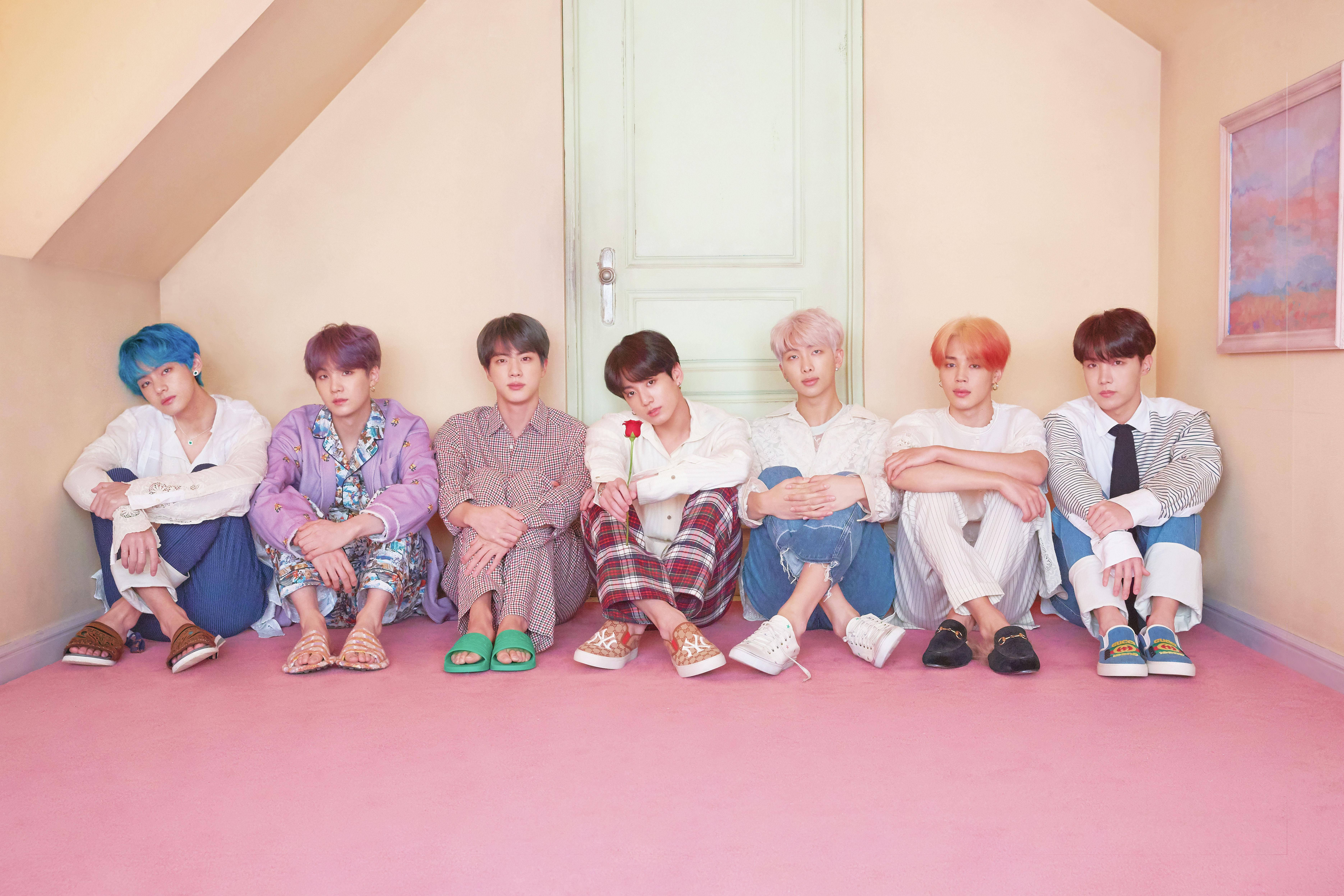 BTS-työpöytä istumassa oven edessä Taustakuvat
