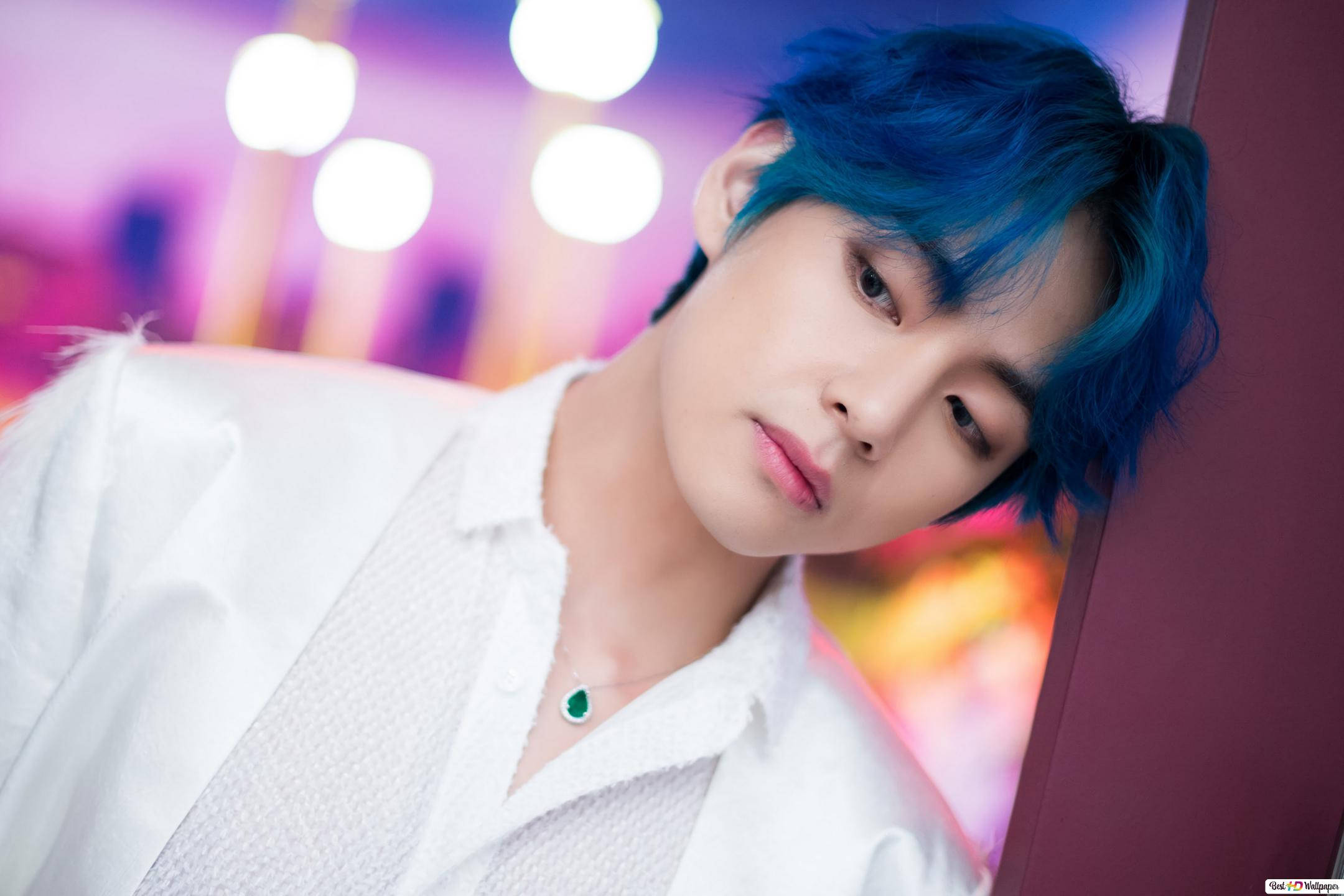 BTS V nojaamassa seinään Taustakuvat