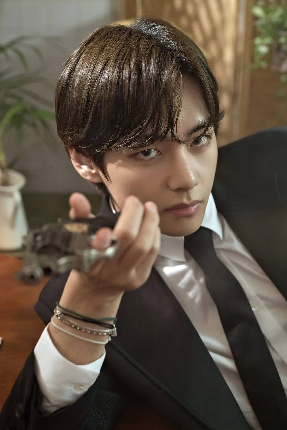 BTS V pitää asetta Taustakuvat