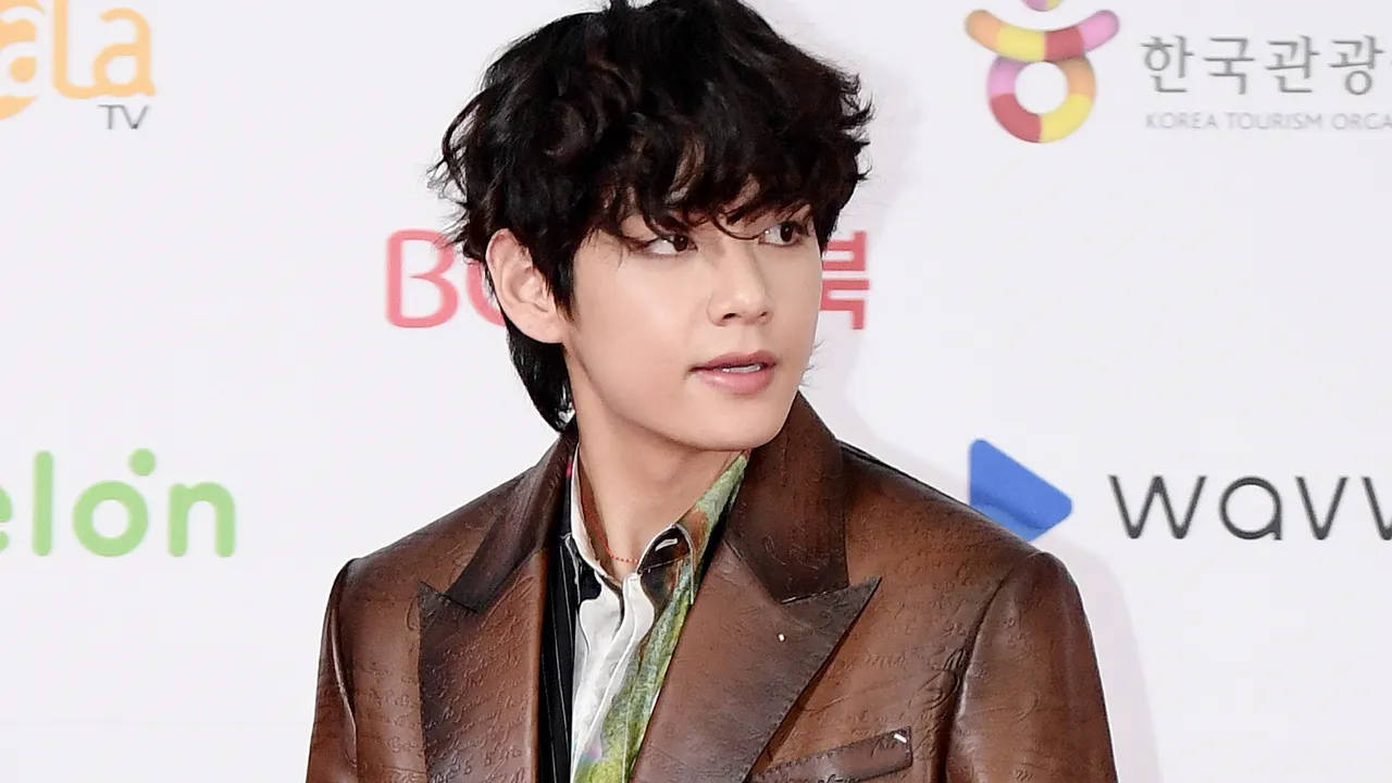 BTS V ruskea nahkatakki Taustakuvat